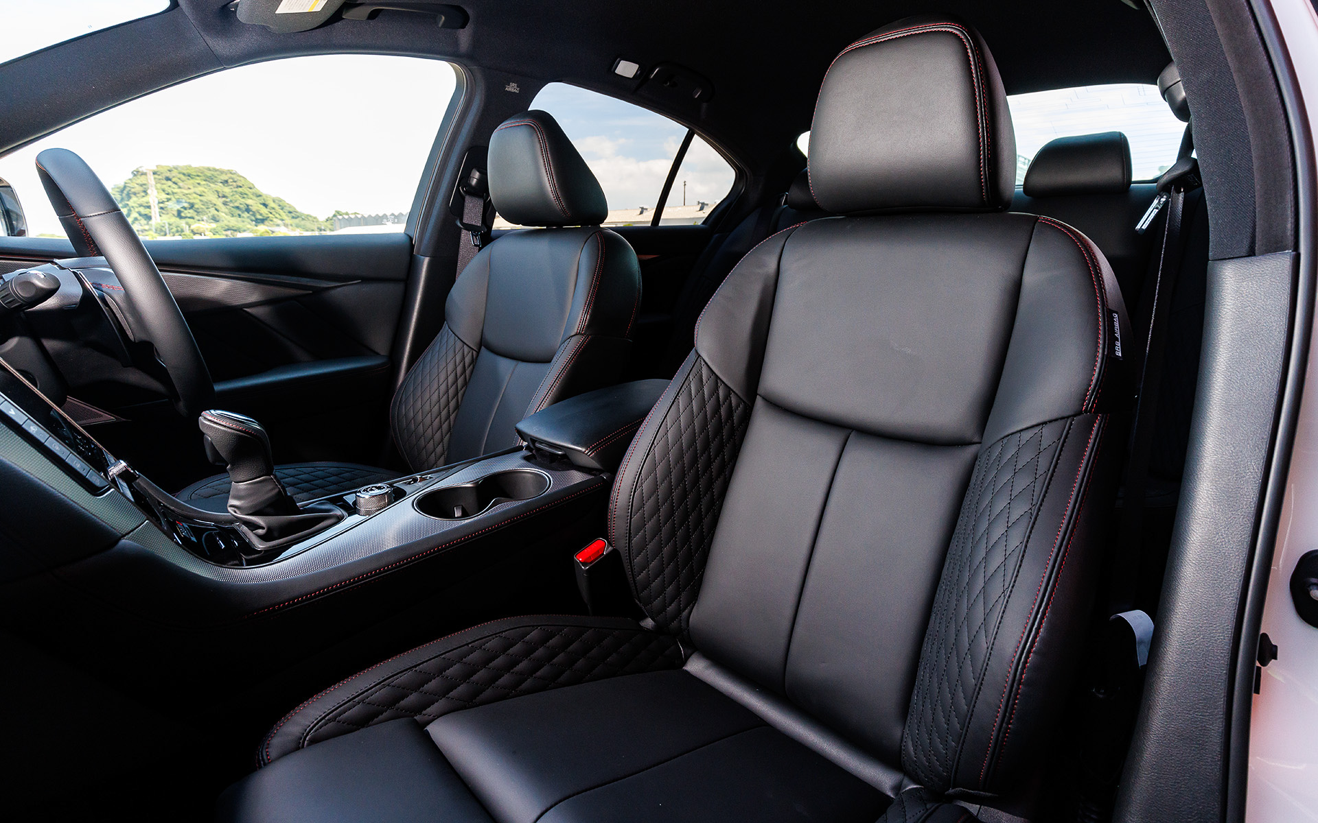 インテリアではスカイライン 400Rの質感はそのままに全体を黒基調で統一し、コクピットまわりにはレッドセンターマーク付きのNISMO専用本革巻きステアリング、280km/hスケールのスピードメーター、NISMOロゴを配したレッドリングタコメーターなどを採用