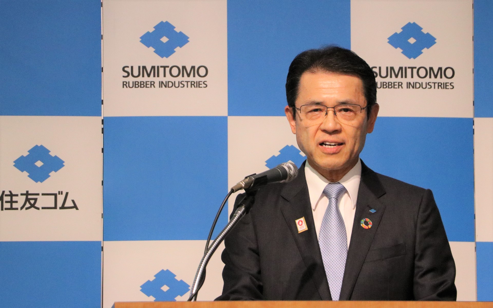 決算報告を行なった住友ゴム工業株式会社 代表取締役社長 山本悟氏