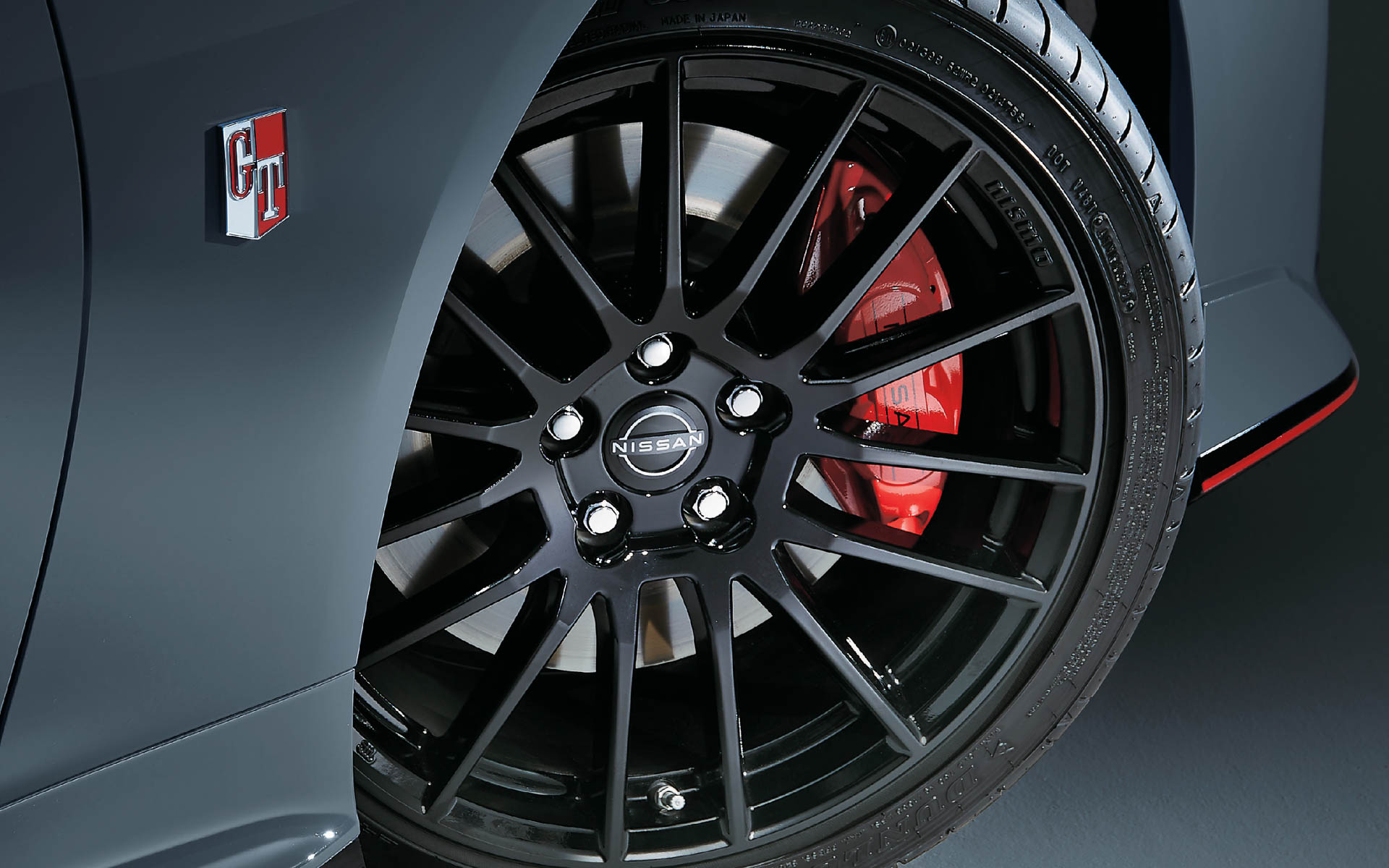 NISMO専用GTエンブレムやエンケイ製19インチアルミホイールなど、専用装備を採用