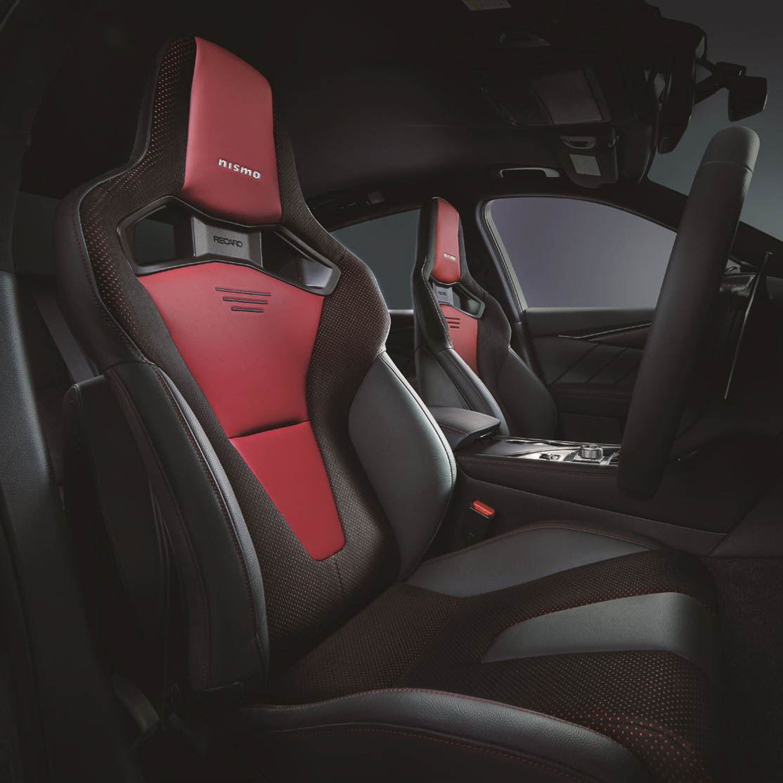 NISMO専用チューニングRECARO製スポーツシートなど、内装装備も専用アイテムを装着