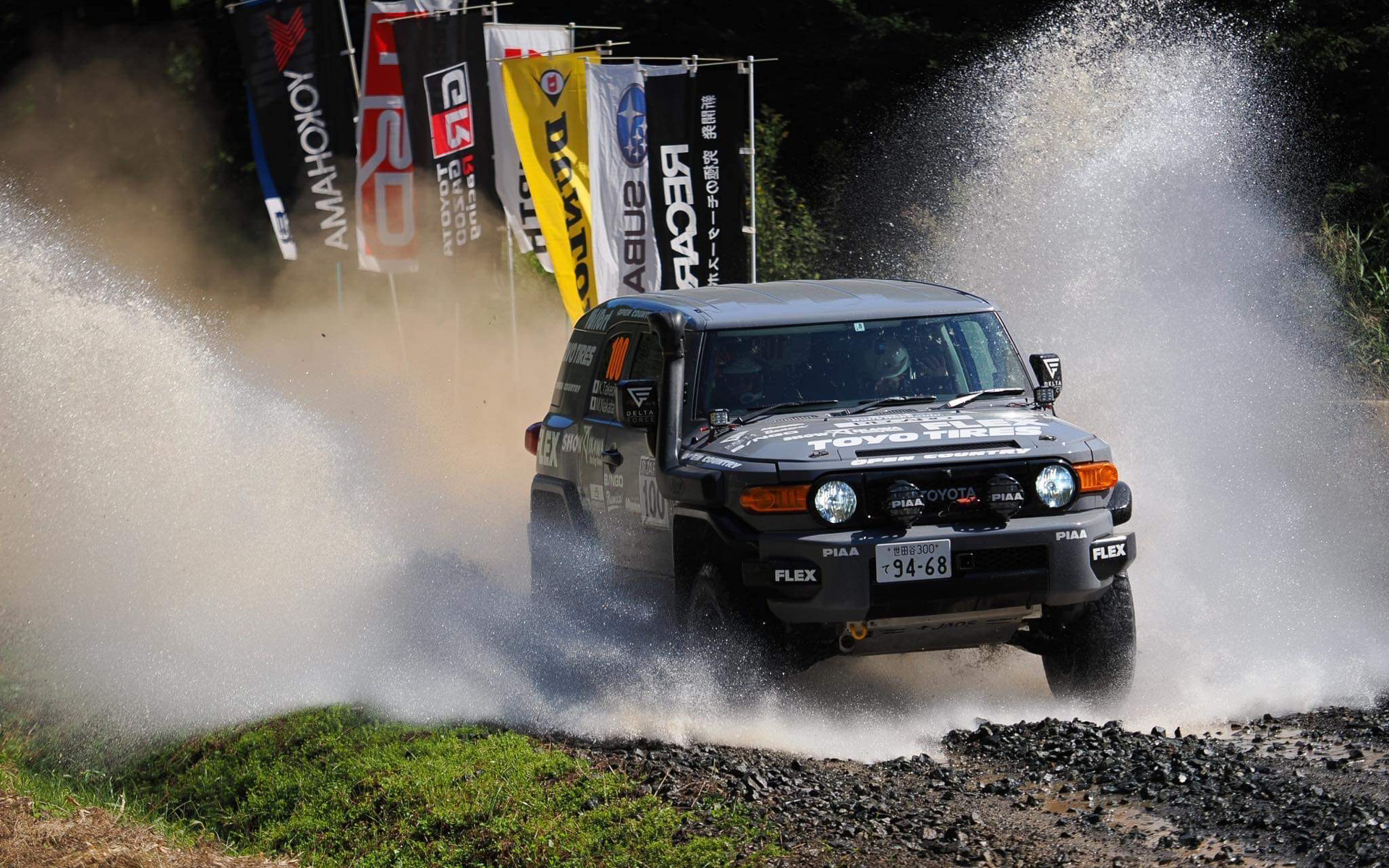 TOYOTA FJクルーザー FLEX Racing SPEC 竹岡圭/中田昌美組の走行シーン