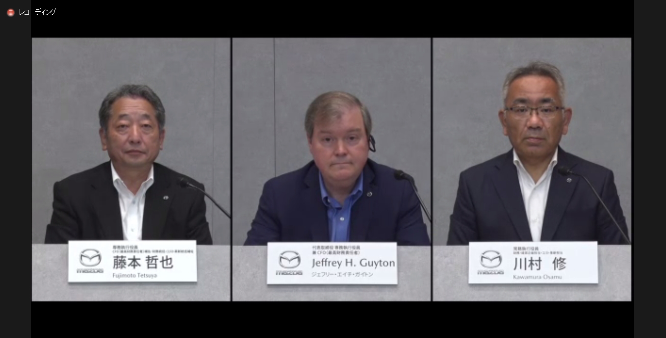 マツダの2024年3月期 第1四半期決算説明会に参加した3人。左からマツダ株式会社 専務執行役員 藤本哲也氏、代表取締役 専務執行役員兼CFO ジェフリー・H・ガイトン氏、常務執行役員 川村修氏