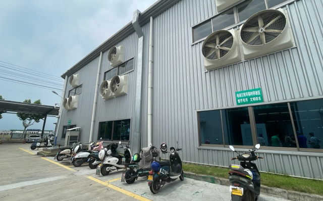 工場側面の換気ファン