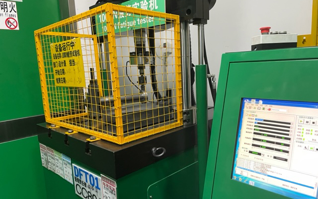 ショックアブソーバーの曲げ試験機