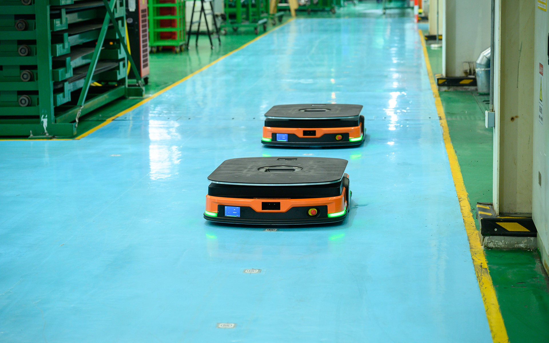 工場内では自動搬送機も活躍する