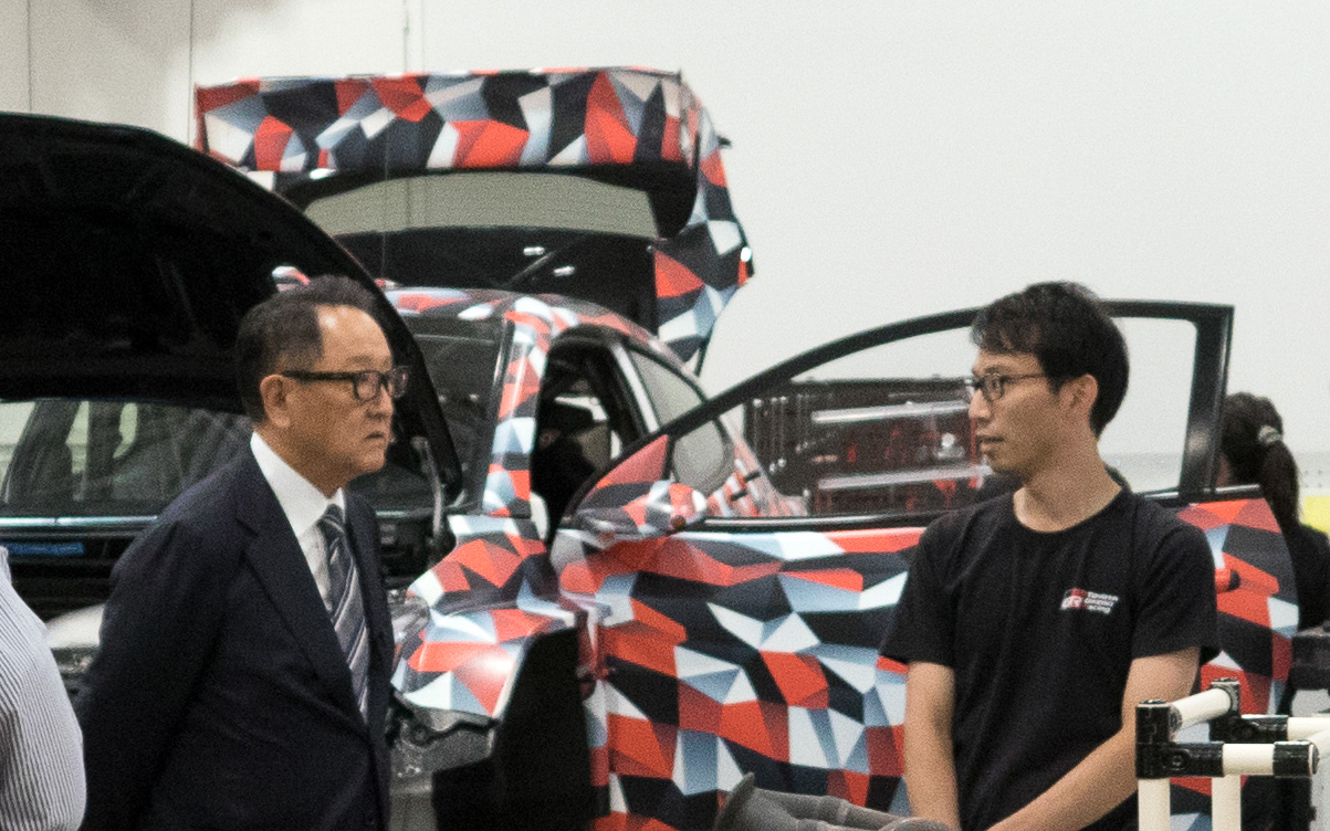 豊田章男会長と、ラリー2の開発者であるGAZOO Racing Company GR車両開発部 GRZ ZR1 行木宏氏（右）