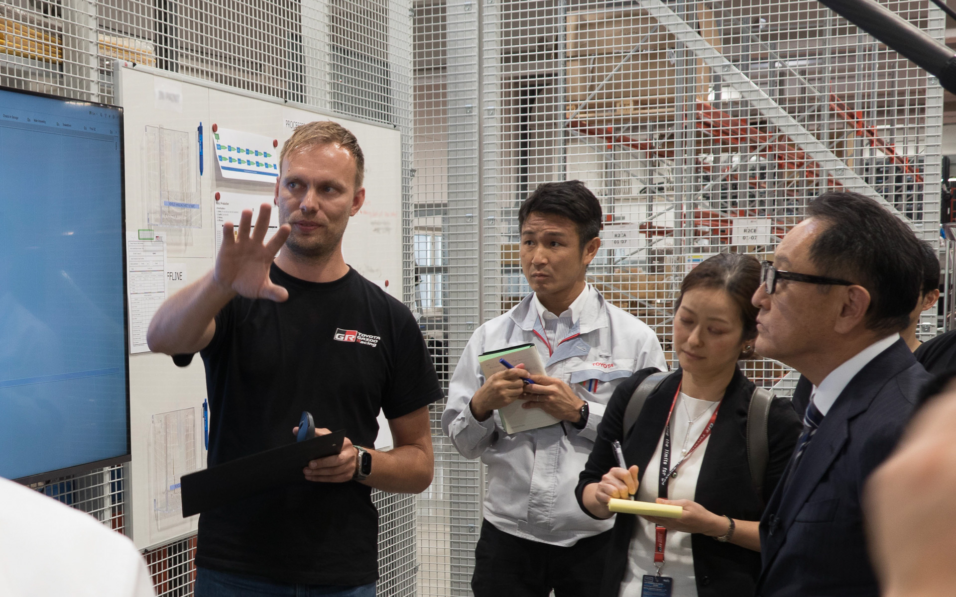 フィンランド ユバスキュラのGRヤリス ラリー2開発現場で生産状況を確認するトヨタ自動車株式会社 代表取締役 会長 豊田章男氏（右）