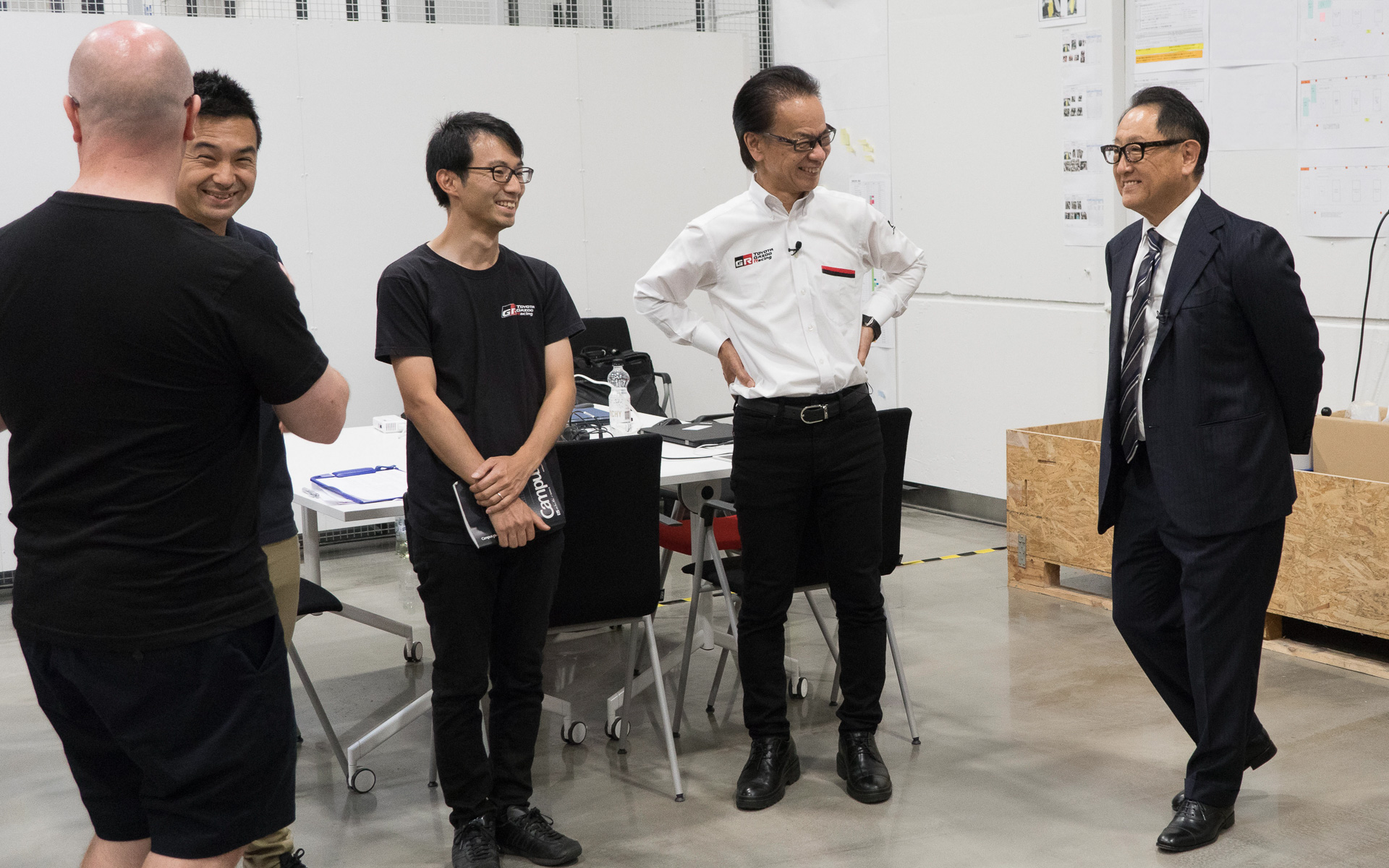 GRヤリス ラリー2開発スタッフと楽しそうに話す豊田章男会長。会長の左は友山茂樹Executive Fellow