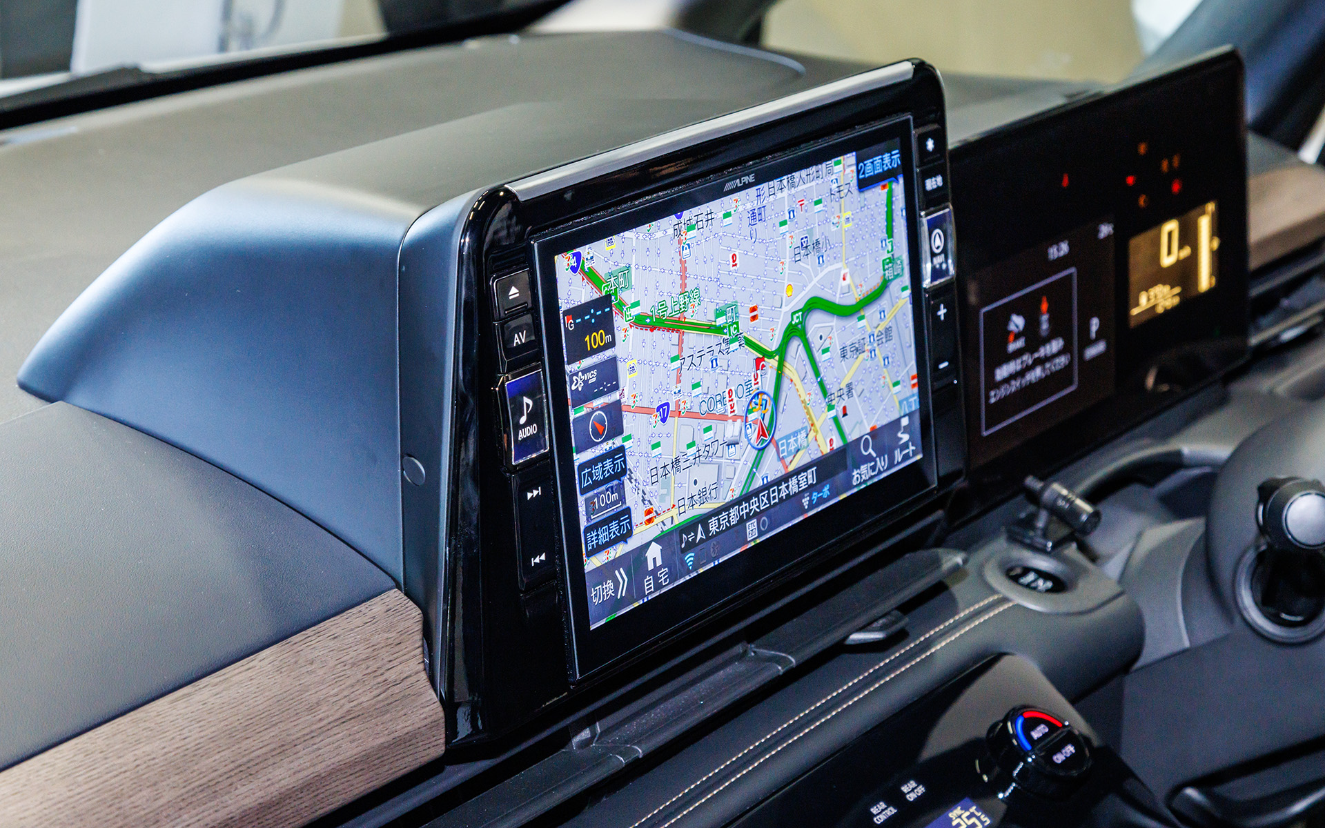 フラットなパネルやボタン、ディスプレイ上のシルバー加飾などインパネに違和感なくすっきりと収まる