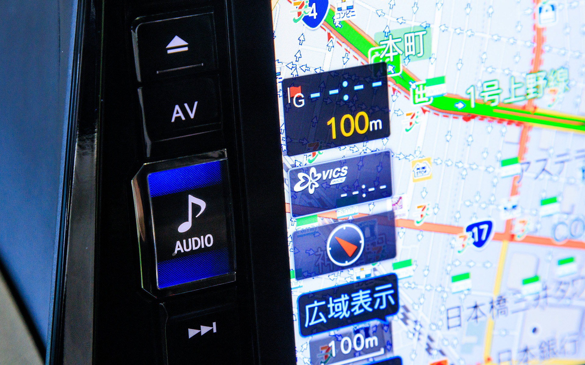 画面左右にはエアコン操作パネルなどと同様のフラットなボタンを採用