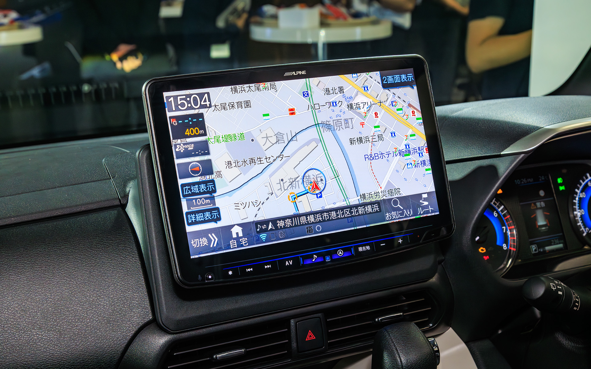 専用キットによりスマートな装着が可能。軽自動車のインパネサイズだと11型ディスプレイはひときわ大きく感じる