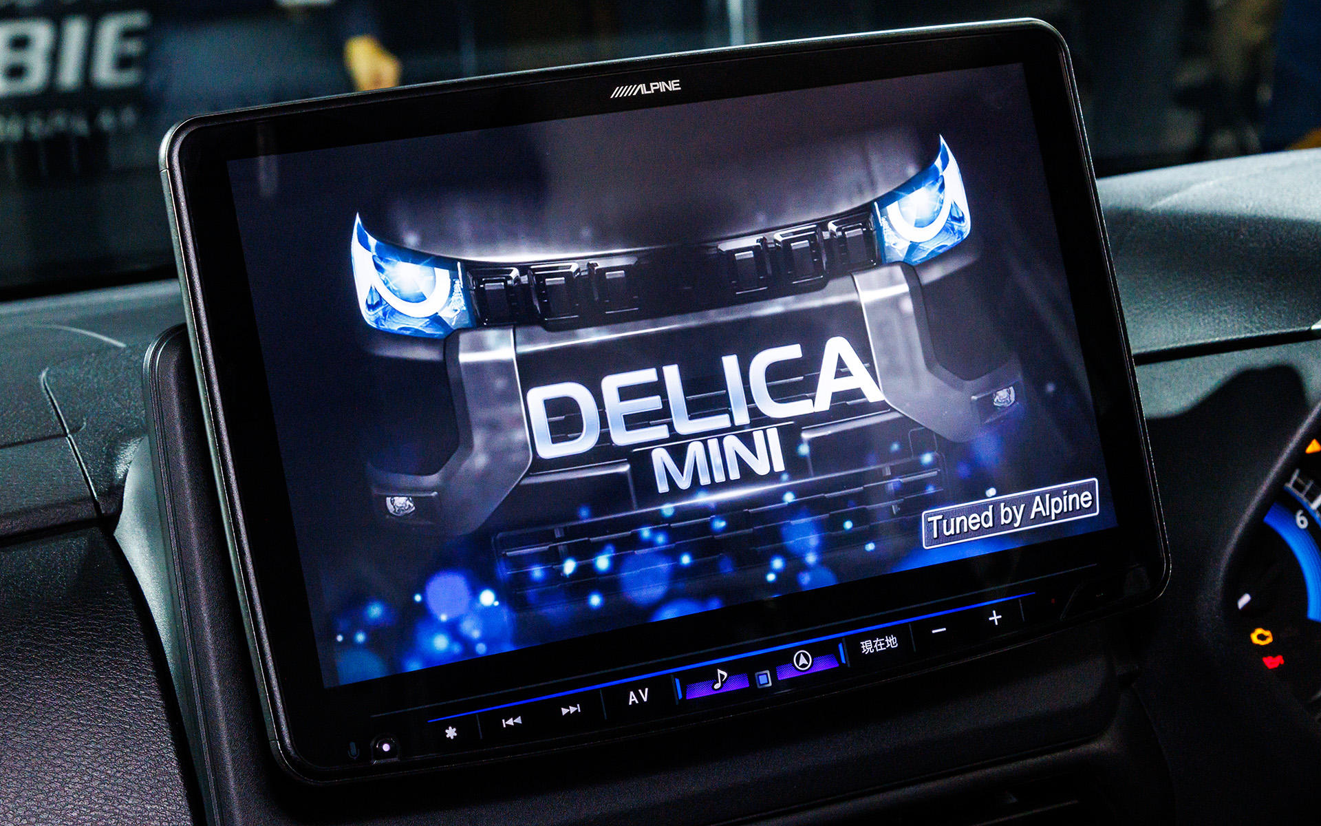 専用オープニング画面やサウンドチューニングなど車種専用データは同社サイトからダウンロード可能