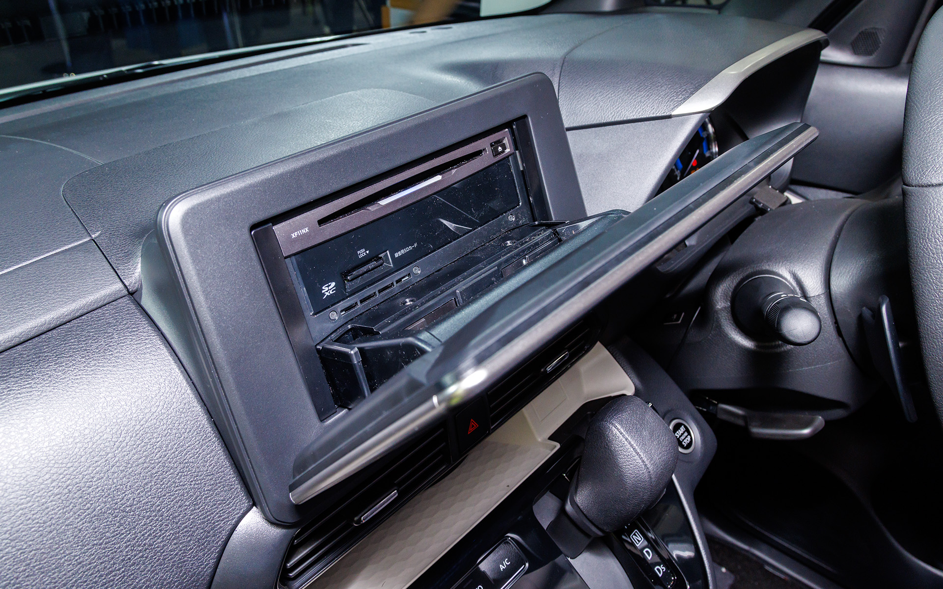 XF11NX2はCD/DVDプレーヤーを搭載。ディスプレイを手前に倒すことでアクセスできる