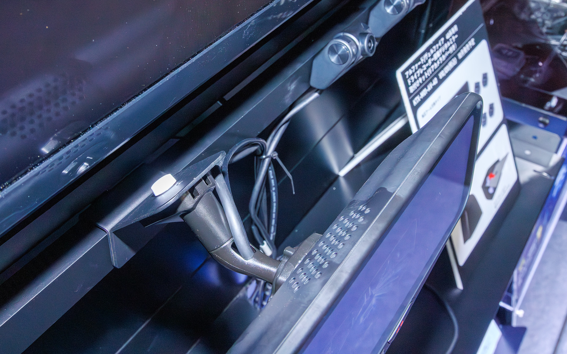 ミラーは専用取り付けアームでがっしりと装着