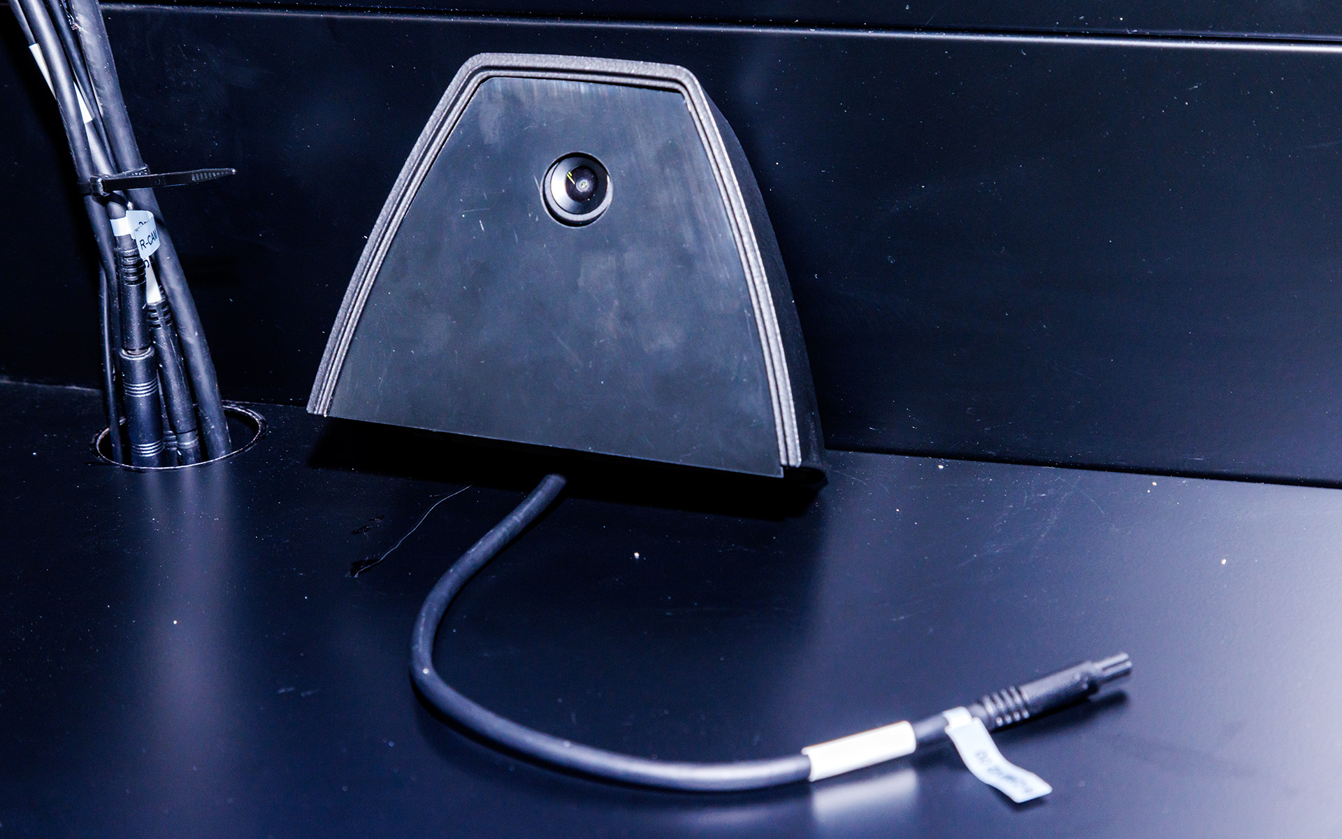 リアカメラ。こちらがガラス面で、カメラ本体や配線が見えないようパネルが用意されている