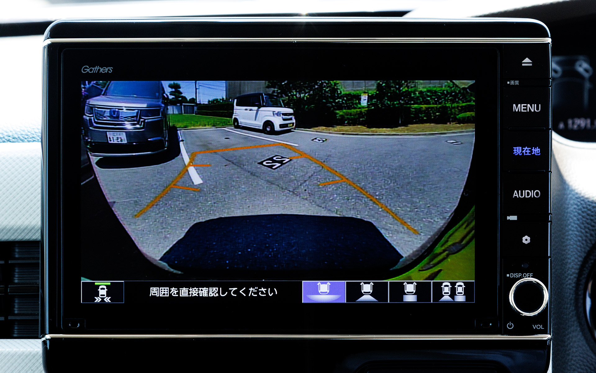 まず、駐車枠に近づいていく。これは広い範囲を表示するワイドビュー