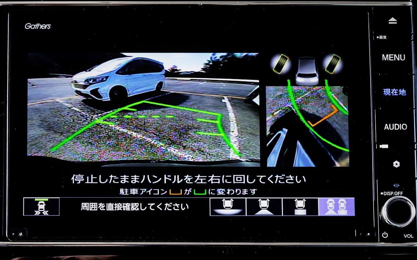 ホンダアクセスの「リアカメラ de あんしんプラス」は、1つのリアカメラ映像で複数の運転サポート機能を持っている。こちらは「後退駐車サポート」の画面表示