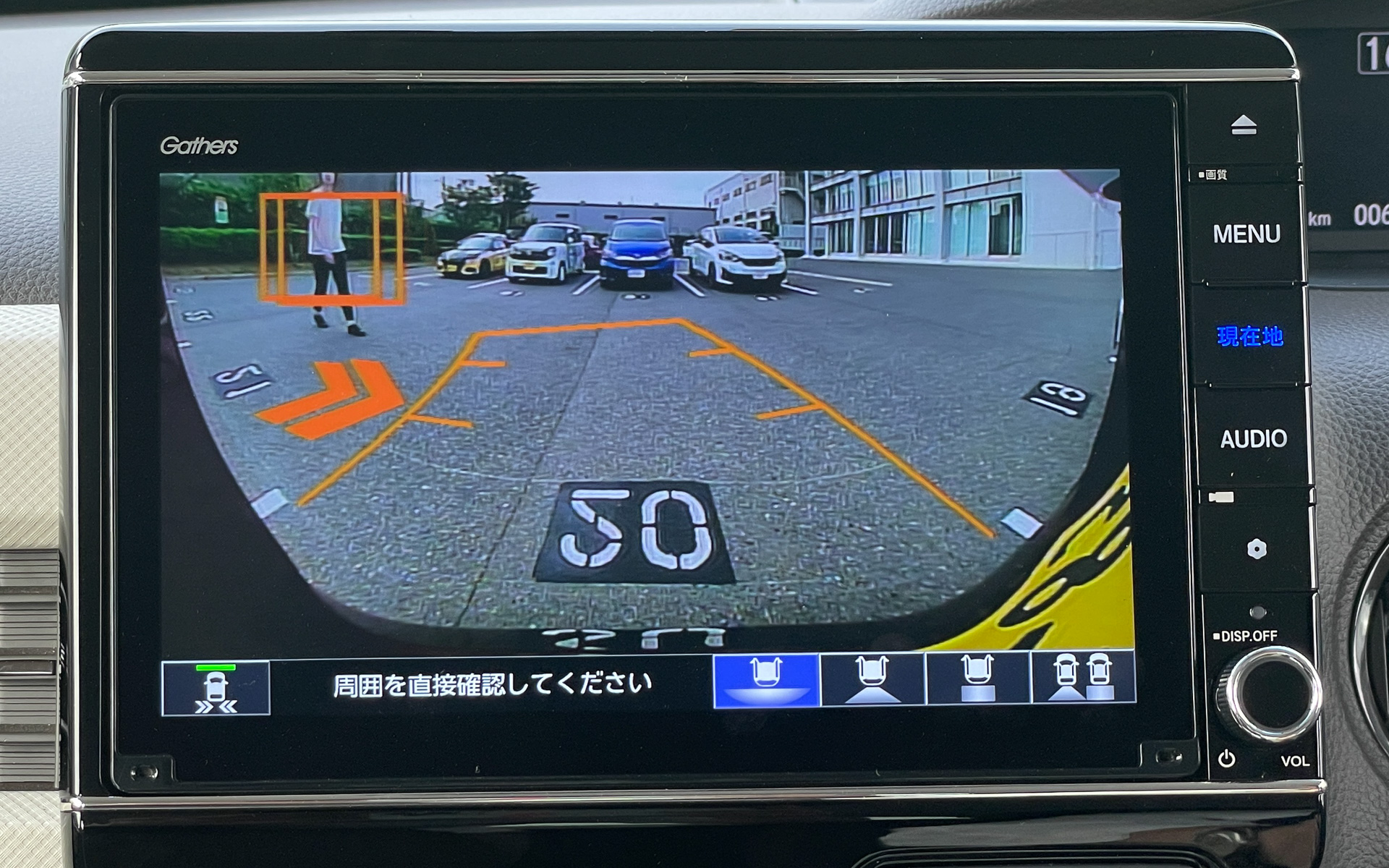 画面の表示範囲よりも撮影エリアのほうが広いため、画面にクルマや歩行者が映る前から警告を出してくれるので安心感も高い（画像はワイドビュー表示）