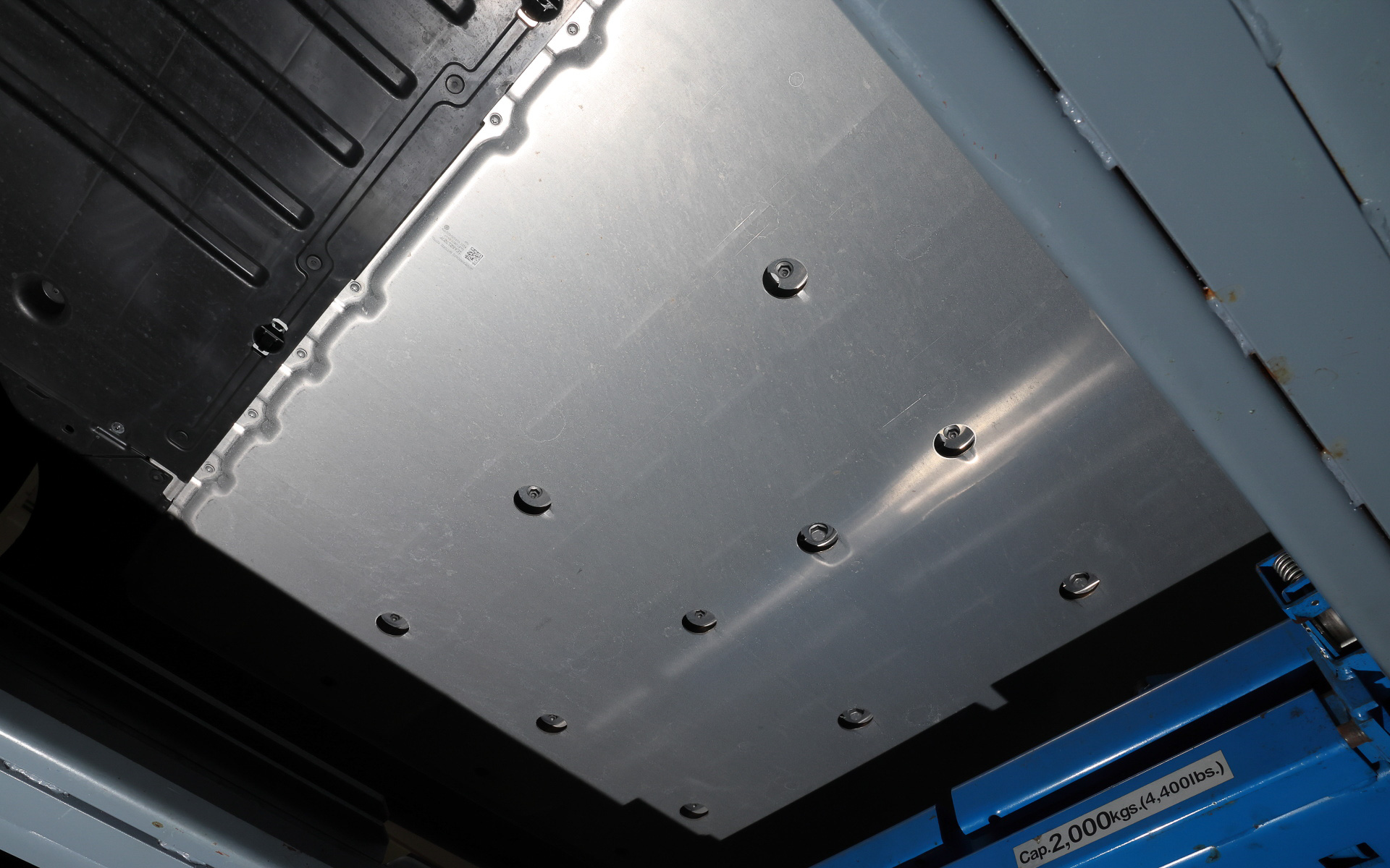 会場ではID.4をリフトで上げて下面部を披露。アンダーカバーがフラットなのに加え、ダクトから走行風を取り入れてモーターを冷却すること、リアにモーターを搭載する後輪駆動と言われているが実際はリアミッドにモーターがレイアウトされていることなどが紹介された。なんとアルミパネルの取り付け穴にまでディンプルが付けられ、空力性能を向上させている