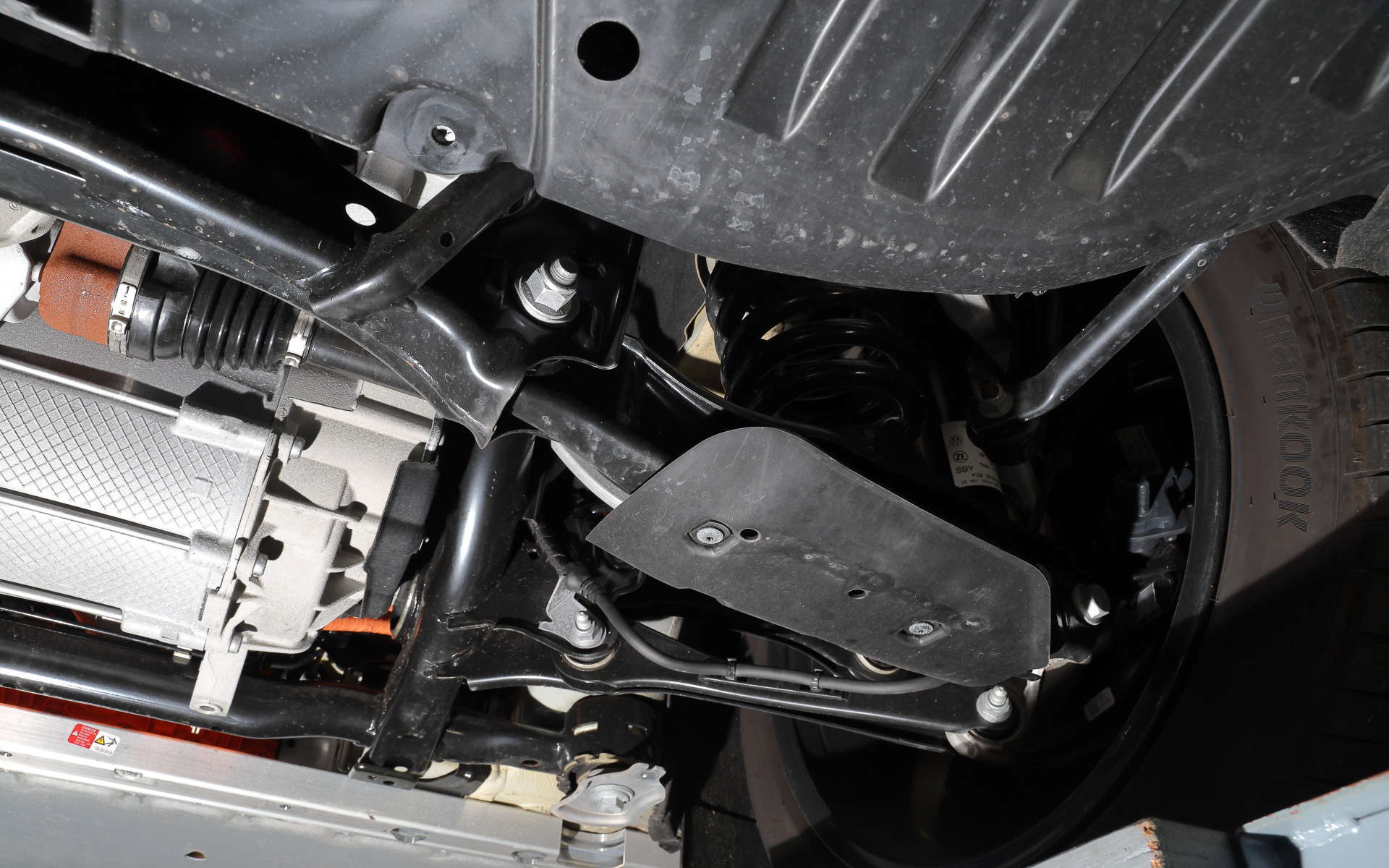 会場ではID.4をリフトで上げて下面部を披露。アンダーカバーがフラットなのに加え、ダクトから走行風を取り入れてモーターを冷却すること、リアにモーターを搭載する後輪駆動と言われているが実際はリアミッドにモーターがレイアウトされていることなどが紹介された。なんとアルミパネルの取り付け穴にまでディンプルが付けられ、空力性能を向上させている