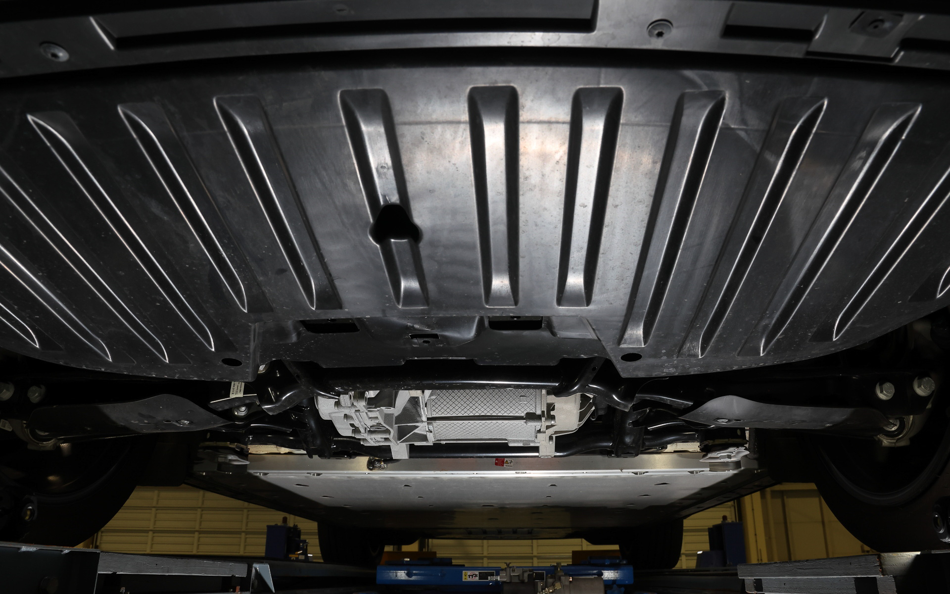 会場ではID.4をリフトで上げて下面部を披露。アンダーカバーがフラットなのに加え、ダクトから走行風を取り入れてモーターを冷却すること、リアにモーターを搭載する後輪駆動と言われているが実際はリアミッドにモーターがレイアウトされていることなどが紹介された。なんとアルミパネルの取り付け穴にまでディンプルが付けられ、空力性能を向上させている