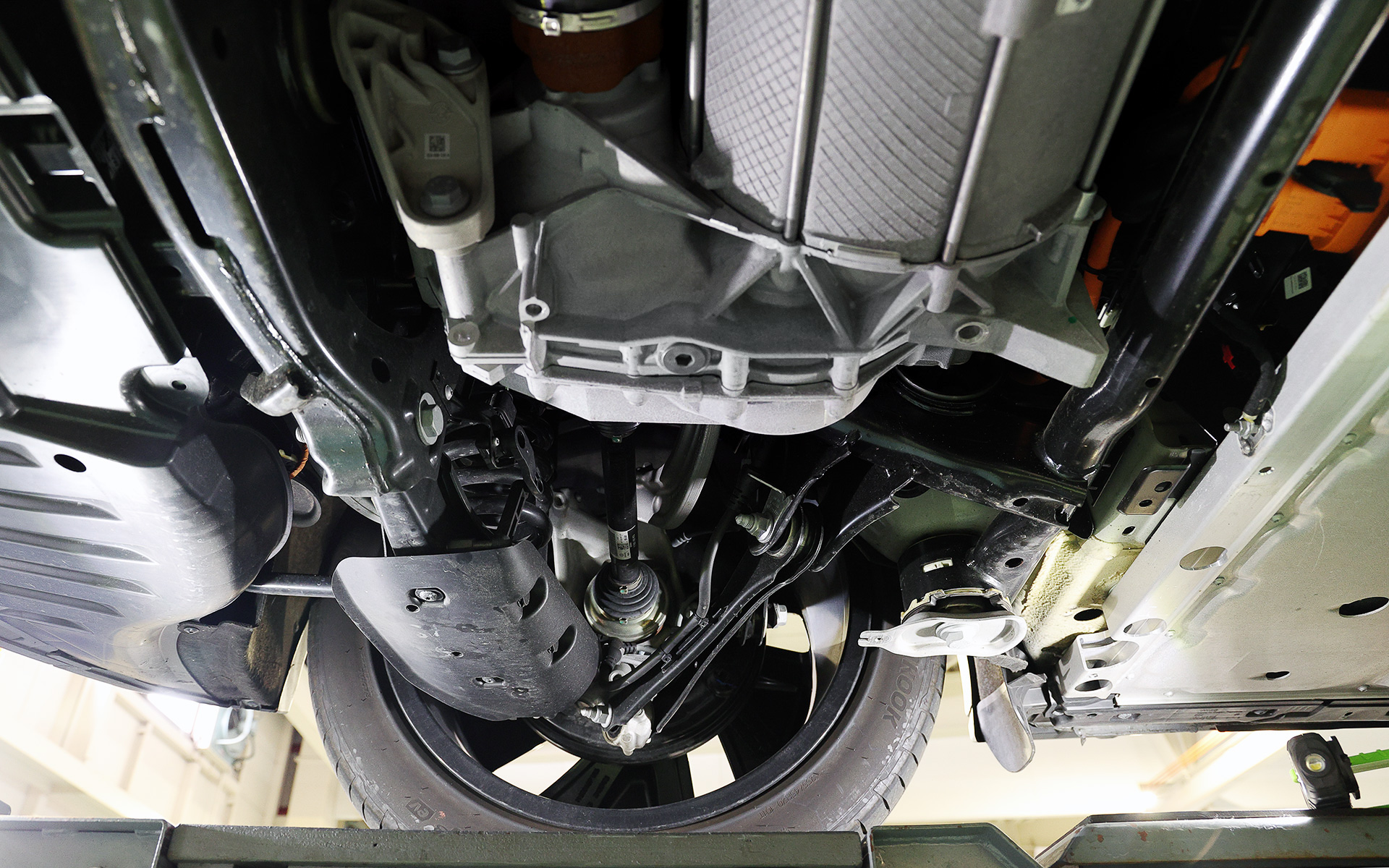 会場ではID.4をリフトで上げて下面部を披露。アンダーカバーがフラットなのに加え、ダクトから走行風を取り入れてモーターを冷却すること、リアにモーターを搭載する後輪駆動と言われているが実際はリアミッドにモーターがレイアウトされていることなどが紹介された。なんとアルミパネルの取り付け穴にまでディンプルが付けられ、空力性能を向上させている