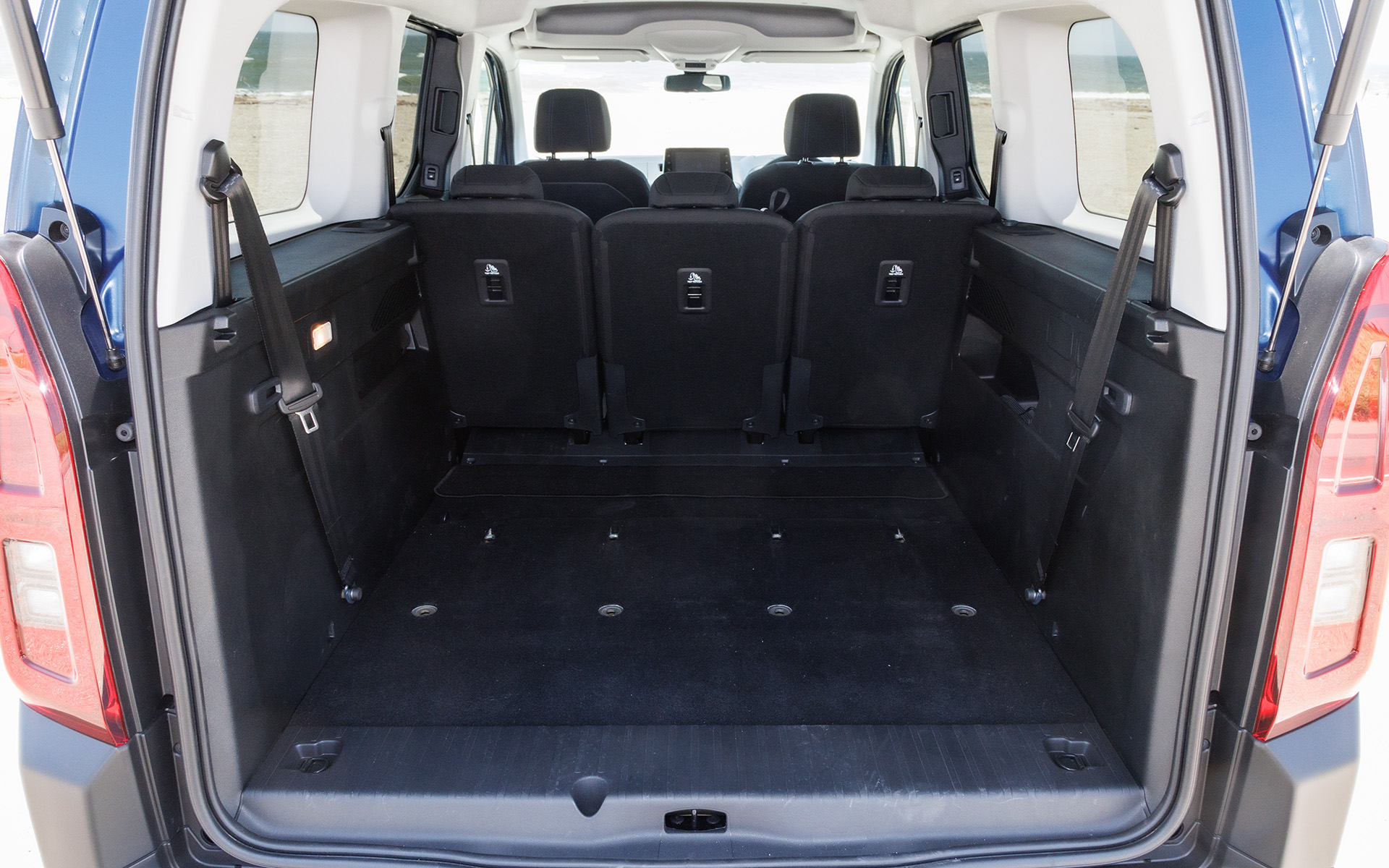 ドブロ マキシの3列目シートは簡単に取り外し可能。荷室容量は、3列目シートを取り外して2列目シートを立てた状態では約850L、2列目シートを前倒しした状態で約2693Lとなる