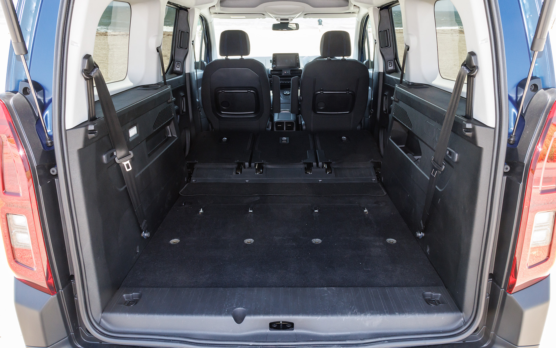 ドブロ マキシの3列目シートは簡単に取り外し可能。荷室容量は、3列目シートを取り外して2列目シートを立てた状態では約850L、2列目シートを前倒しした状態で約2693Lとなる