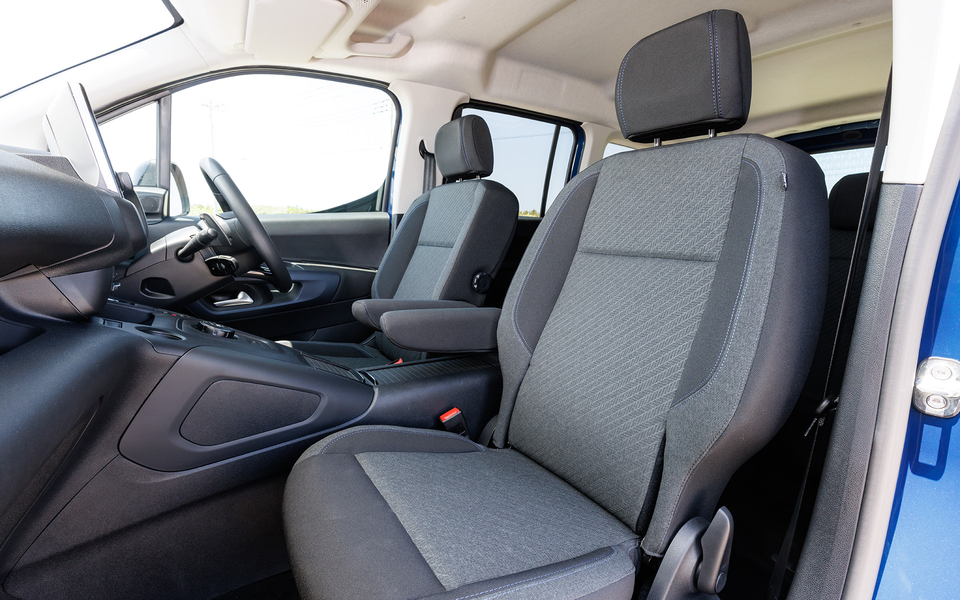 シンプルなフロントシート。表皮はファブリック