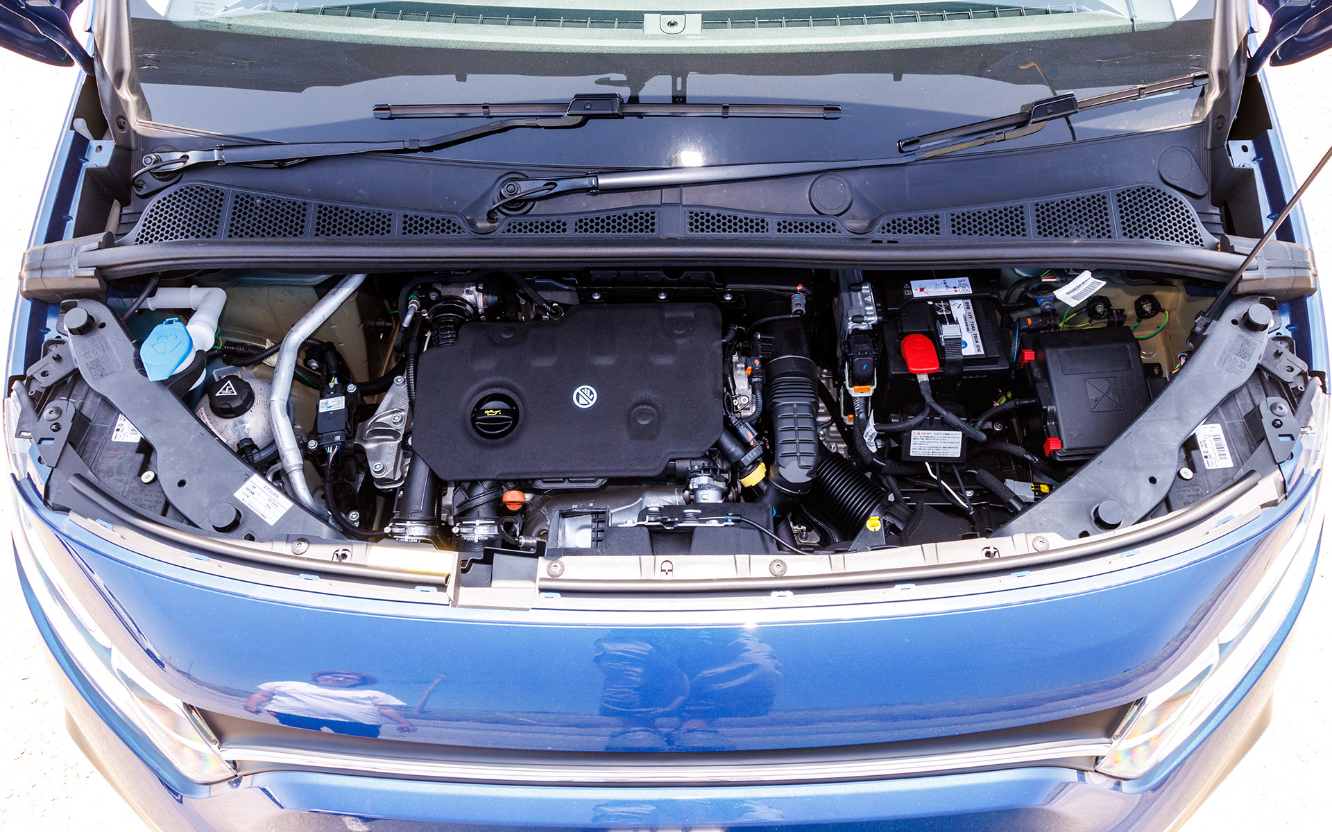 最高出力96kW（130PS）/3750rpm、最大トルク300Nm/1750rpmを発生する直列4気筒DOHC 1.5リッターターボディーゼルを搭載し、トランスミッションには8速ATを組み合わせる。駆動方式は2WD（FF）のみ。WLTCモード燃費は両モデルとも18.1km/L