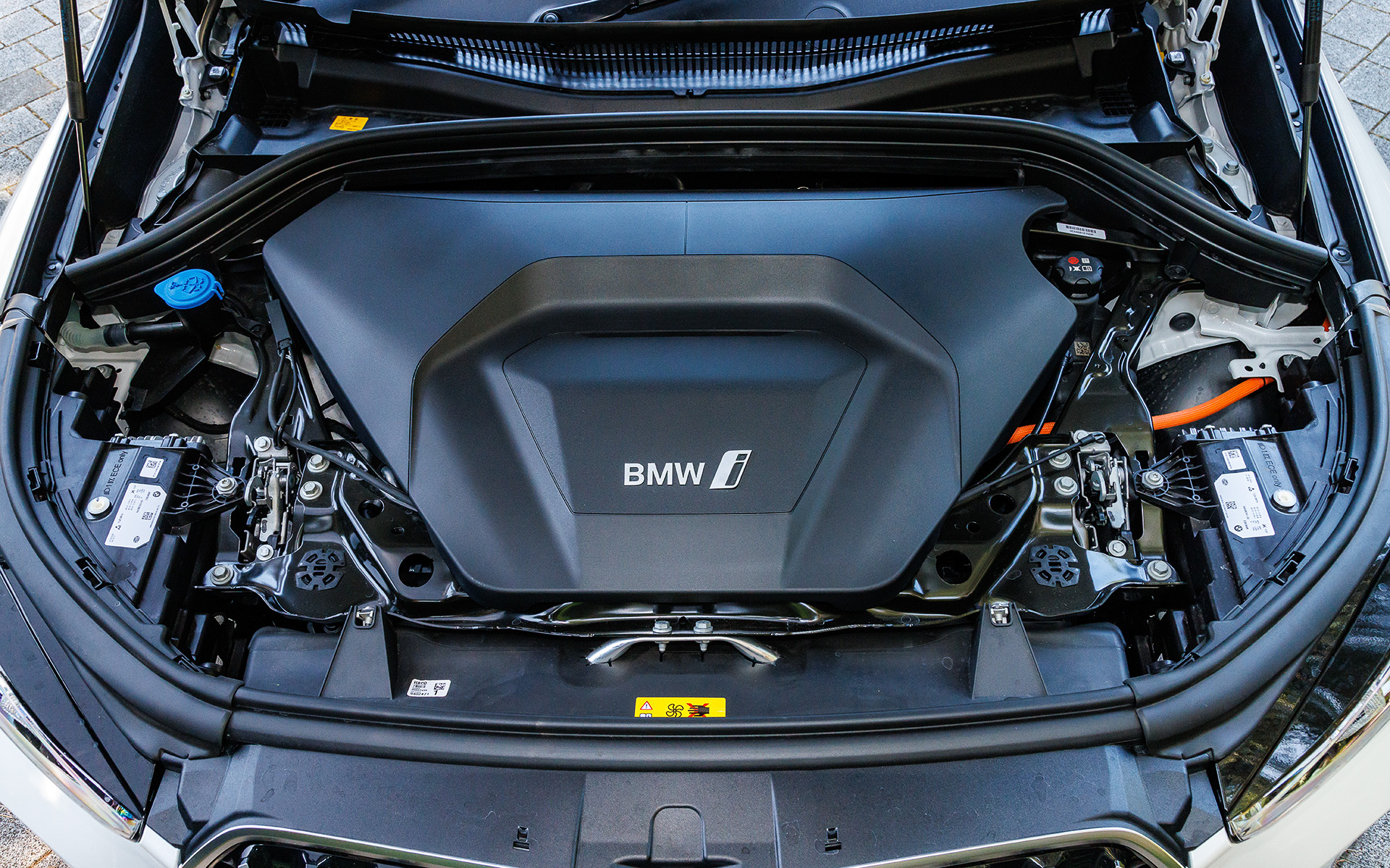 最高出力140kW（190PS）、最大トルク247Nmを発生する電気モーターを前後輪に持ち、システムトータルの最高出力は200kW、最大トルクは494Nm