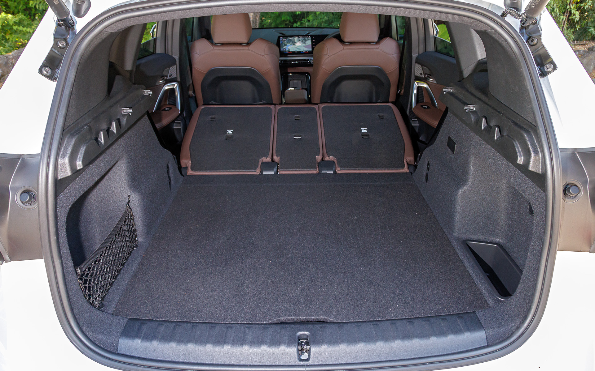 インテリアではメーターパネルとコントロールディスプレイを一体化したBMWカーブド・ディスプレイを採用したほか、シフトレバーを廃止し、センターアームレストに操作系を全て納めることでモダンな印象を高めた。後席は大人3名が座れる空間を確保すると共に、40：20：40分割可倒シートを採用