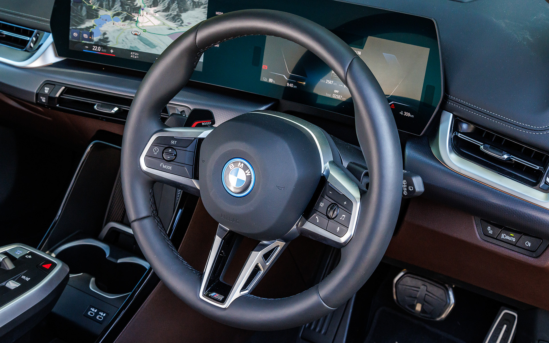 ステアリングホイールの左側に「BOOST」と書かれたパドルが用意される