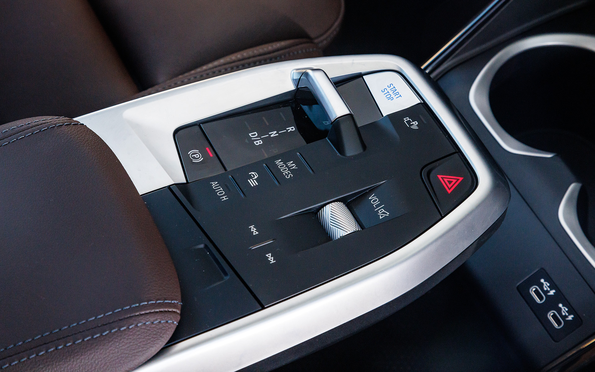 インテリアではメーターパネルとコントロールディスプレイを一体化したBMWカーブド・ディスプレイを採用したほか、シフトレバーを廃止し、センターアームレストに操作系を全て納めることでモダンな印象を高めた。後席は大人3名が座れる空間を確保すると共に、40：20：40分割可倒シートを採用