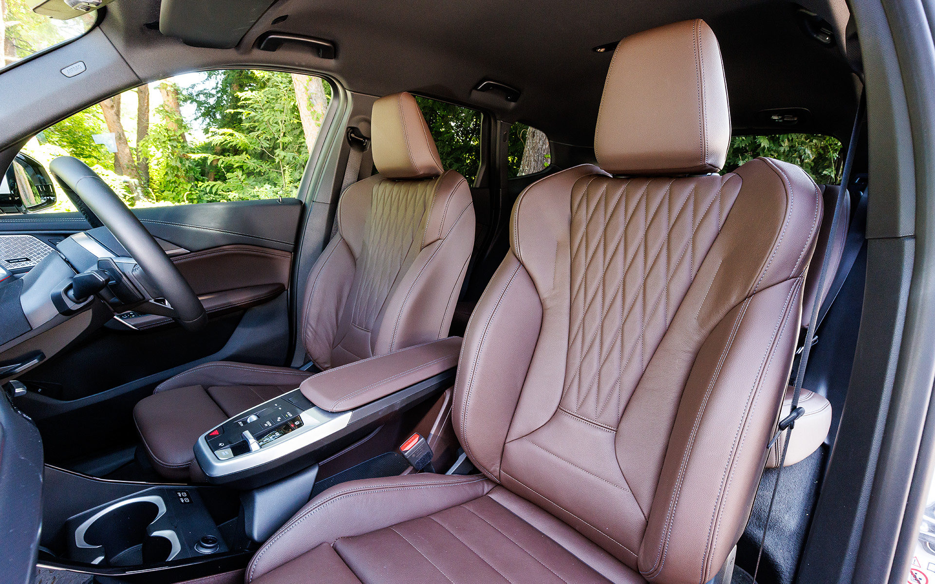 インテリアではメーターパネルとコントロールディスプレイを一体化したBMWカーブド・ディスプレイを採用したほか、シフトレバーを廃止し、センターアームレストに操作系を全て納めることでモダンな印象を高めた。後席は大人3名が座れる空間を確保すると共に、40：20：40分割可倒シートを採用