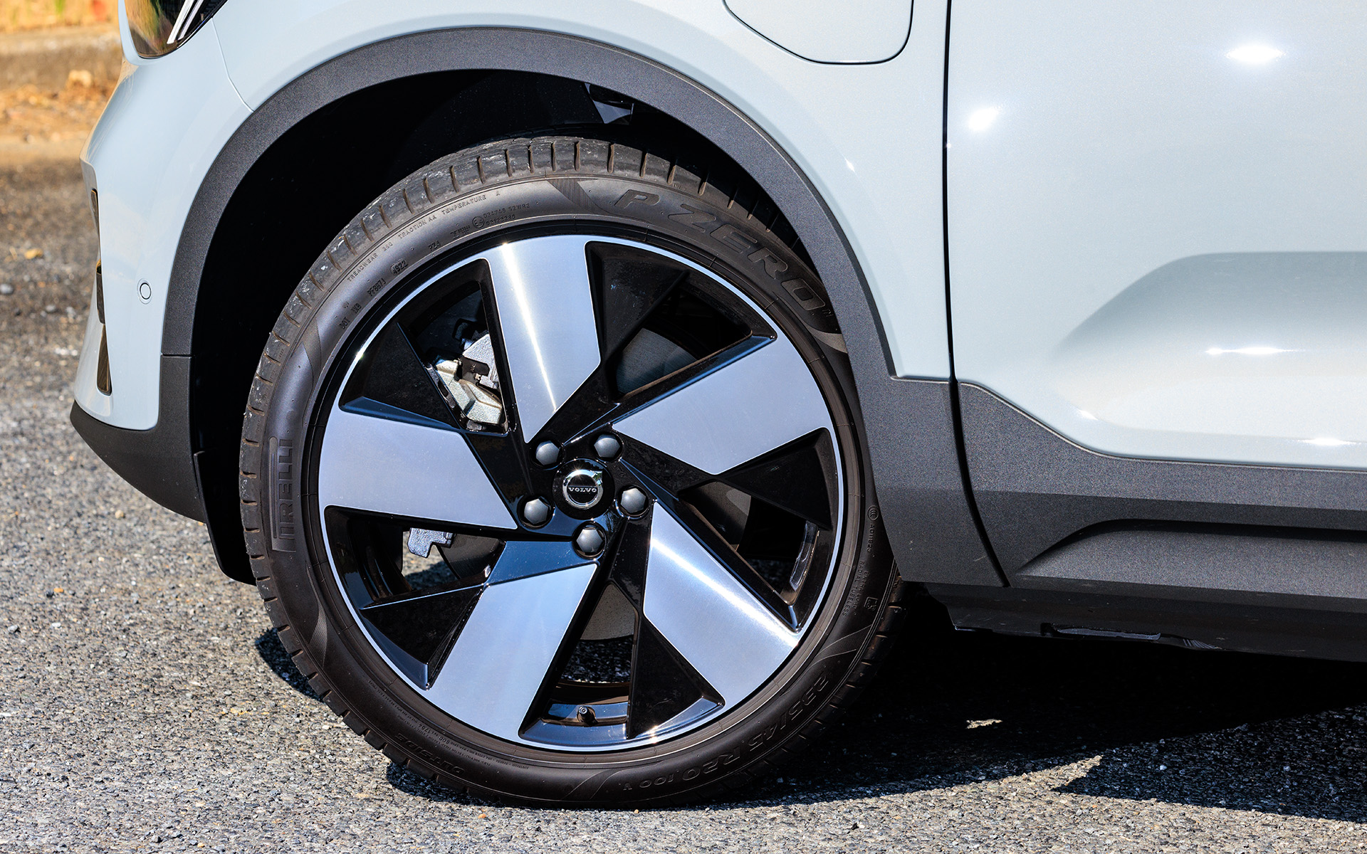 今回試乗したのは2023年3月に予約を開始したピュアエレクトリック・クロスオーバー「C40 Recharge」。試乗車のグレードは「Ultimate」のシングルモーター仕様で価格は739万円。ボディサイズは4440×1875×1595mm（全長×全幅×全高）、ホイールベースは2700mm。UltimateではピクセルLEDヘッドライト（フル・アクティブ・ハイビーム付）、LEDフロント・フォグライト（コーナリング・ライト機能付き）などを標準装備