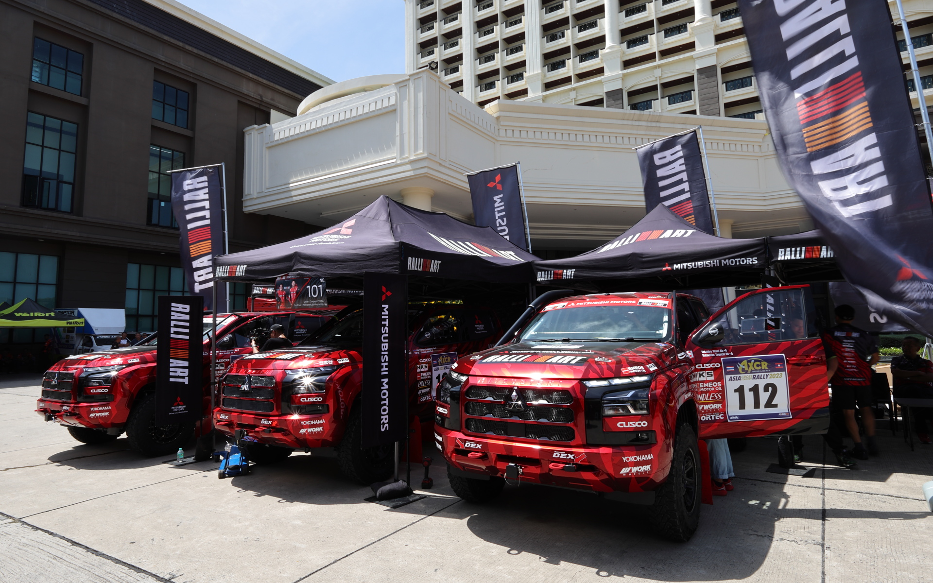 AXCR2023のスタートを控え、タイのビーチリゾート パタヤのサービスパークに到着した新型「トライトン」