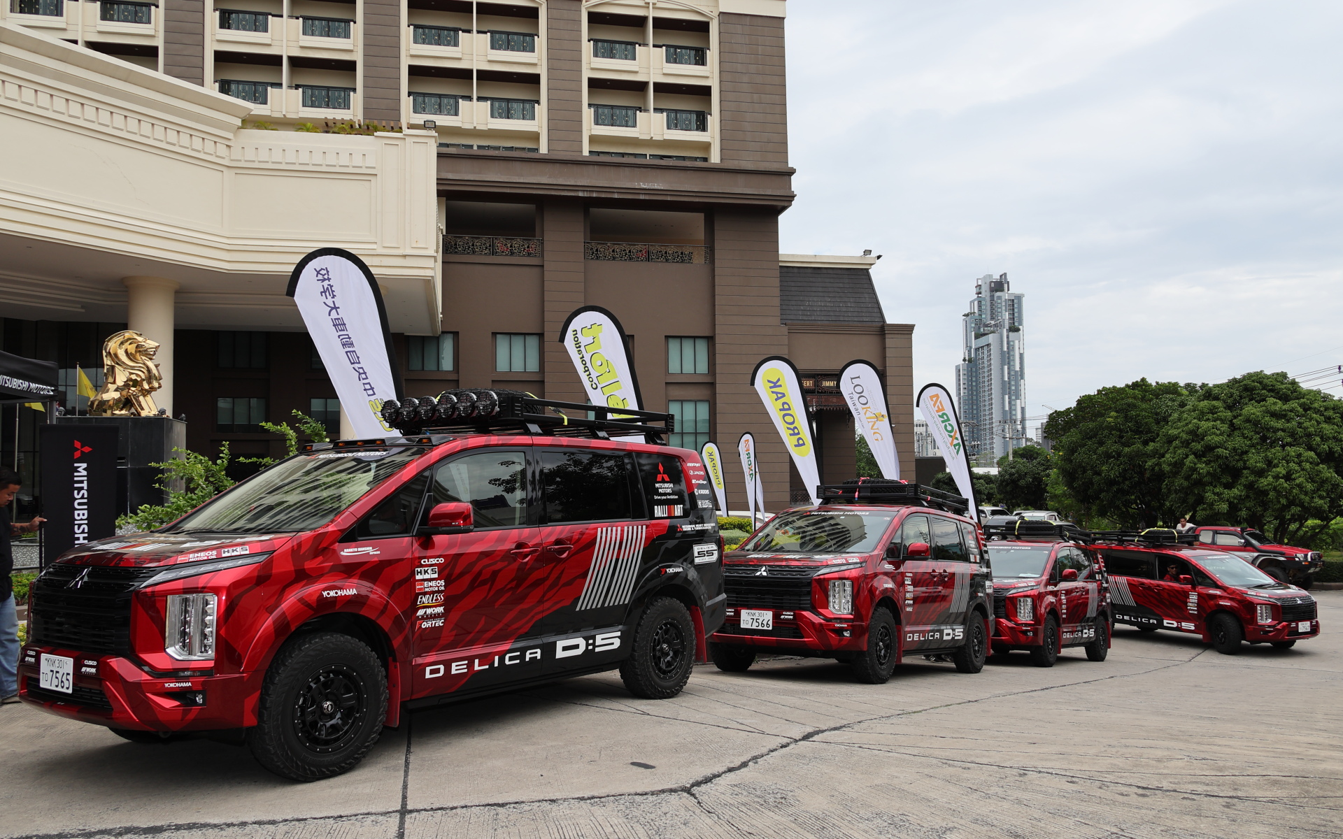 サポートカーはタイでは未発売のデリカ D：5