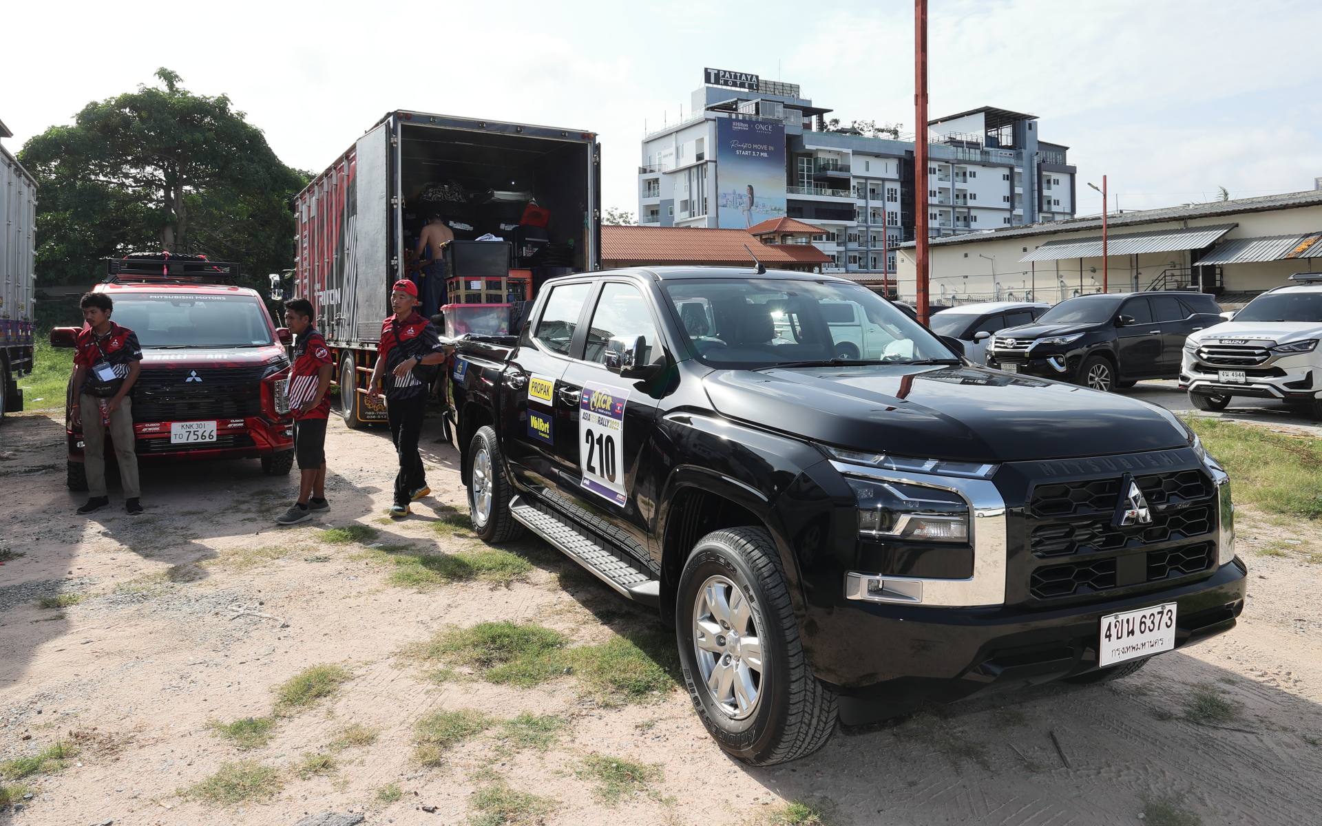 ラリーカー以外にもスタッフの移動等に使用されるノーマルの新型トライトンも続々と到着した