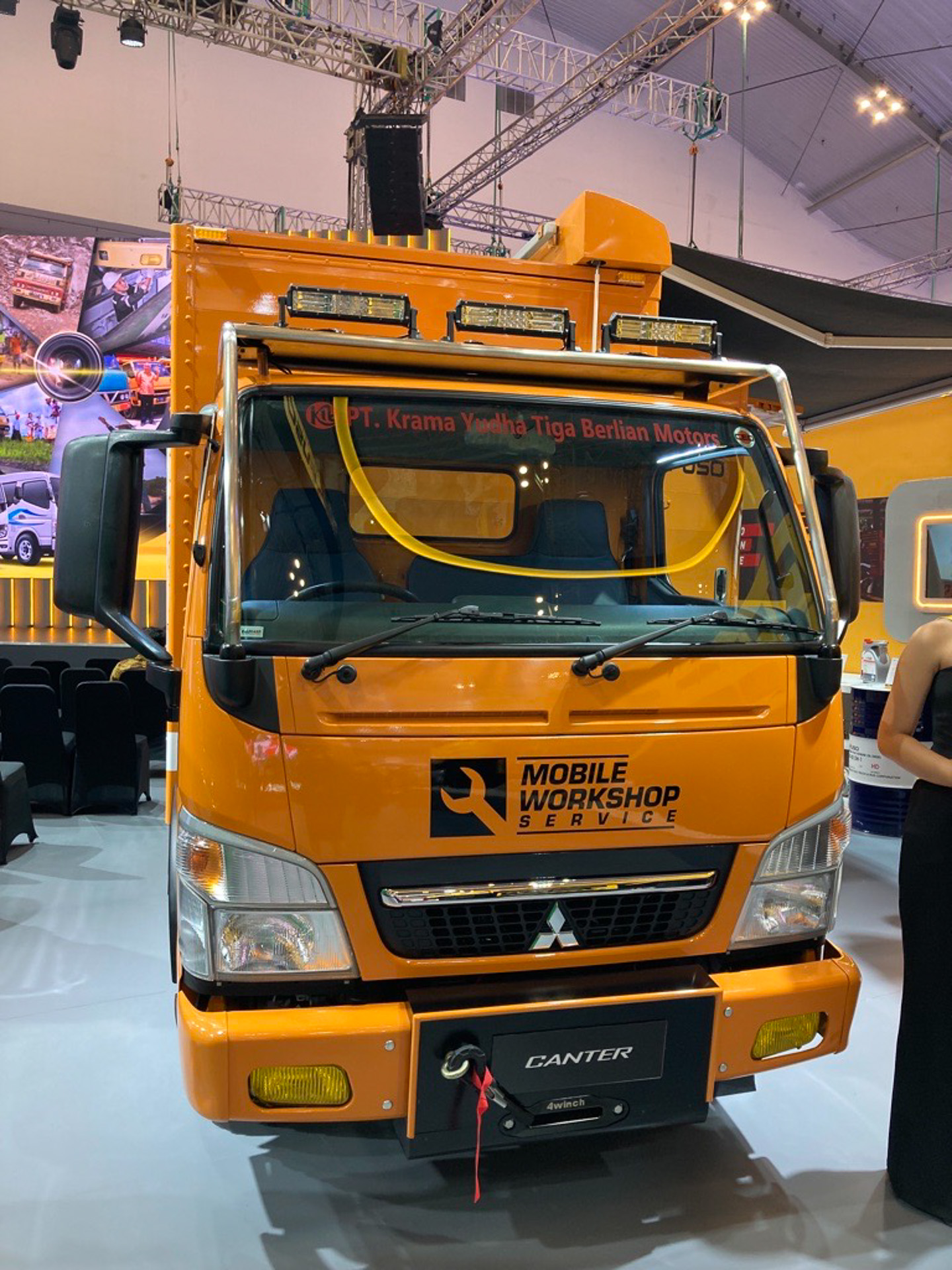 キャンターを移動式整備ステーション「モバイル・ワークショップ」に改造した車両