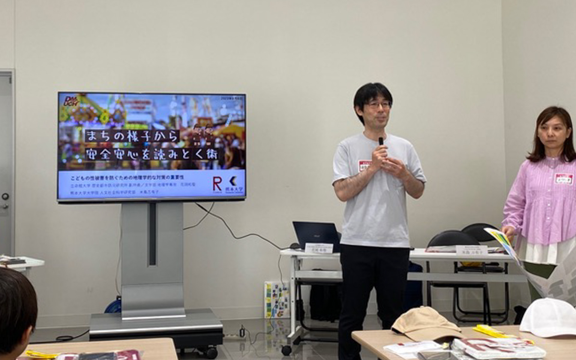 普段は大学でとっても難しい講義をしていらっしゃると思うのですが、このイベントでは子どもたちにわかりやすく、街の安全安心を読みとく術を教えてくださった花岡先生と米島先生。「日常活動理論」によれば、二つのことが重なる場所や時間で、犯罪が起こりやすいと考えられているそう。今回のテーマでいえば、「小学生がいる時間や場所」と「人にみられにくい場所や時間」がそれに相当。大阪府警が集計した、大阪府内の声かけ事案の時間別発生割合では、7時〜8時の通学時間帯と、15時〜17時の下校時間帯が多いというデータが出ているので、その時間帯に小学生がいるのは学校の近く、公園や児童館、塾などやその近くということが考えられますね