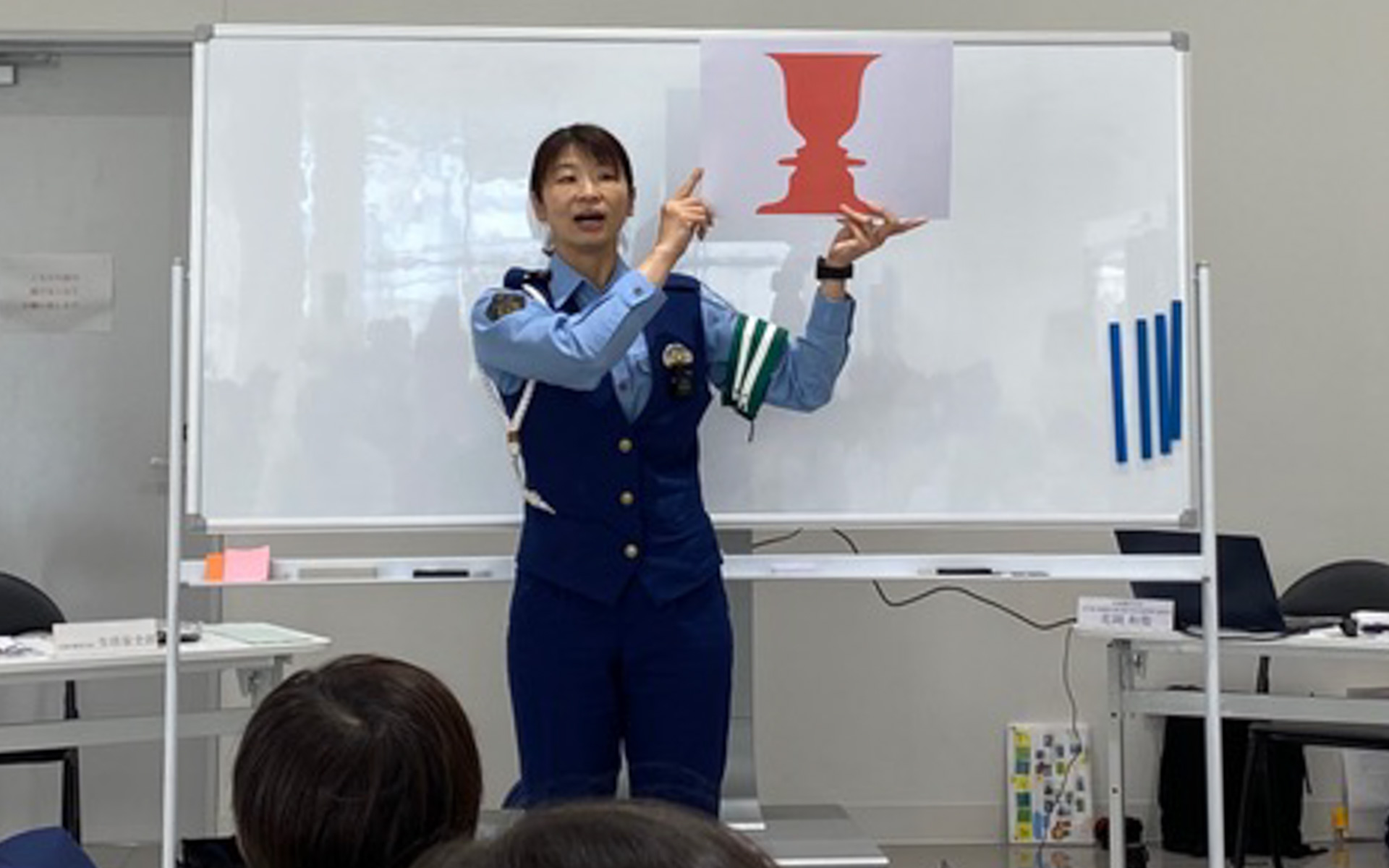 京都府伏見警察署の真柴巡査部長の「これは何に見える？」というクイズに、子どもたちは興味津々。視点の違いって、こんなにも別の答えを引き出すものなのですね。あなたは何に見えますか？