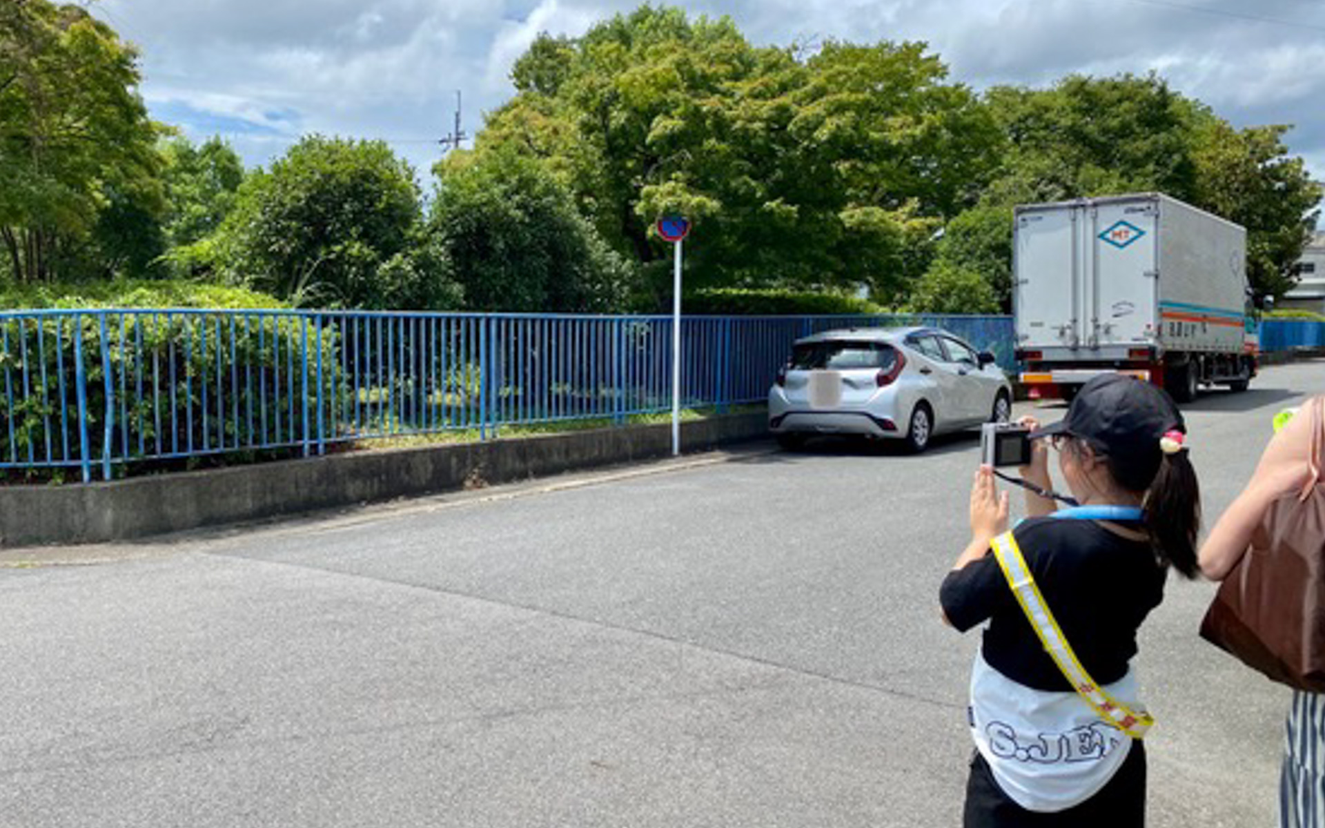 先生たちからの教えを頭に入れつつ、実際に街に出て危なそうな場所、安全な場所のしるしを調査。住民たちの関心が薄く、周囲からの見通しも悪くて犯罪が起こりやすくなってしまう、草ボウボウの公園を見つけて写真を撮りました