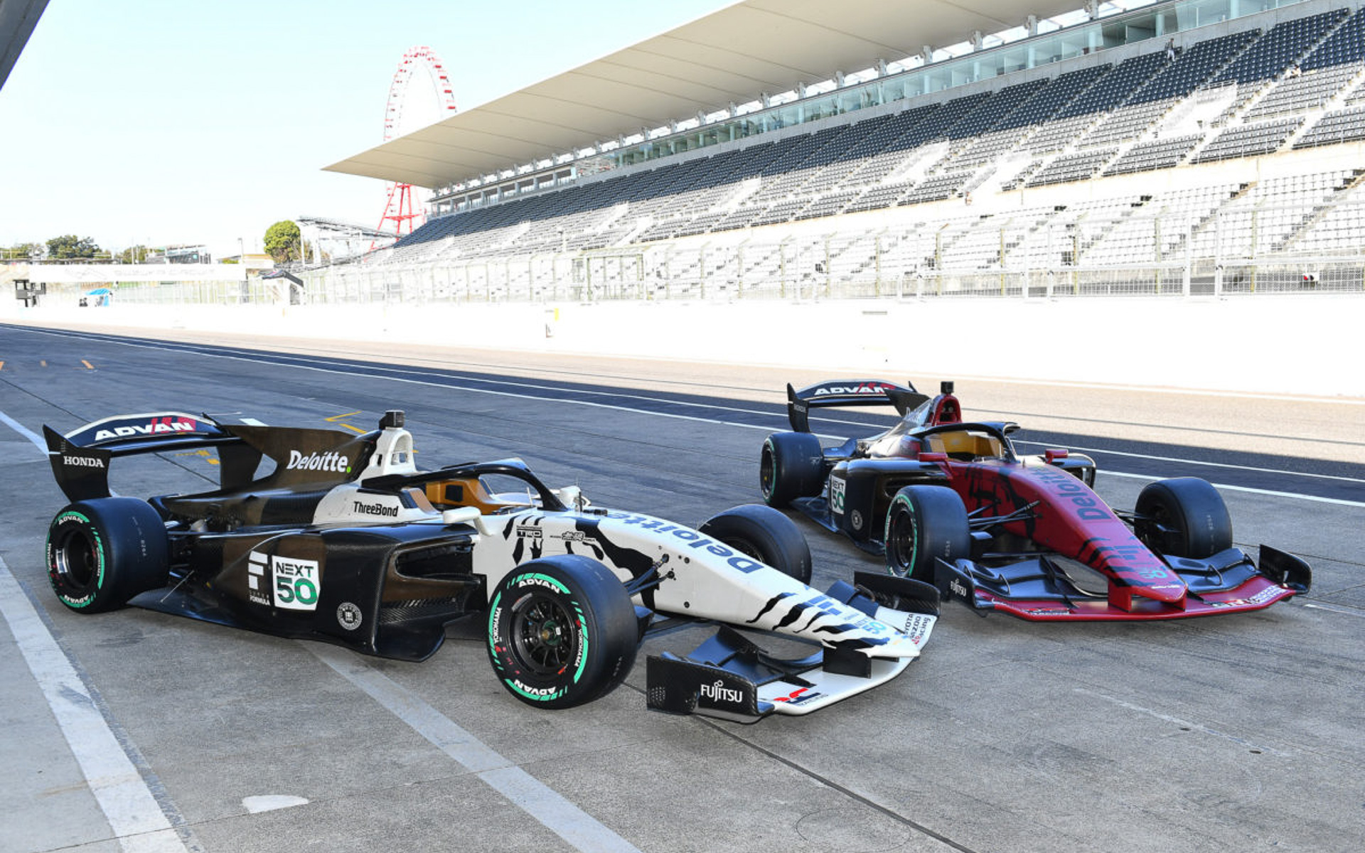 開発テスト車両。左が通称「白寅」、右が「赤寅」