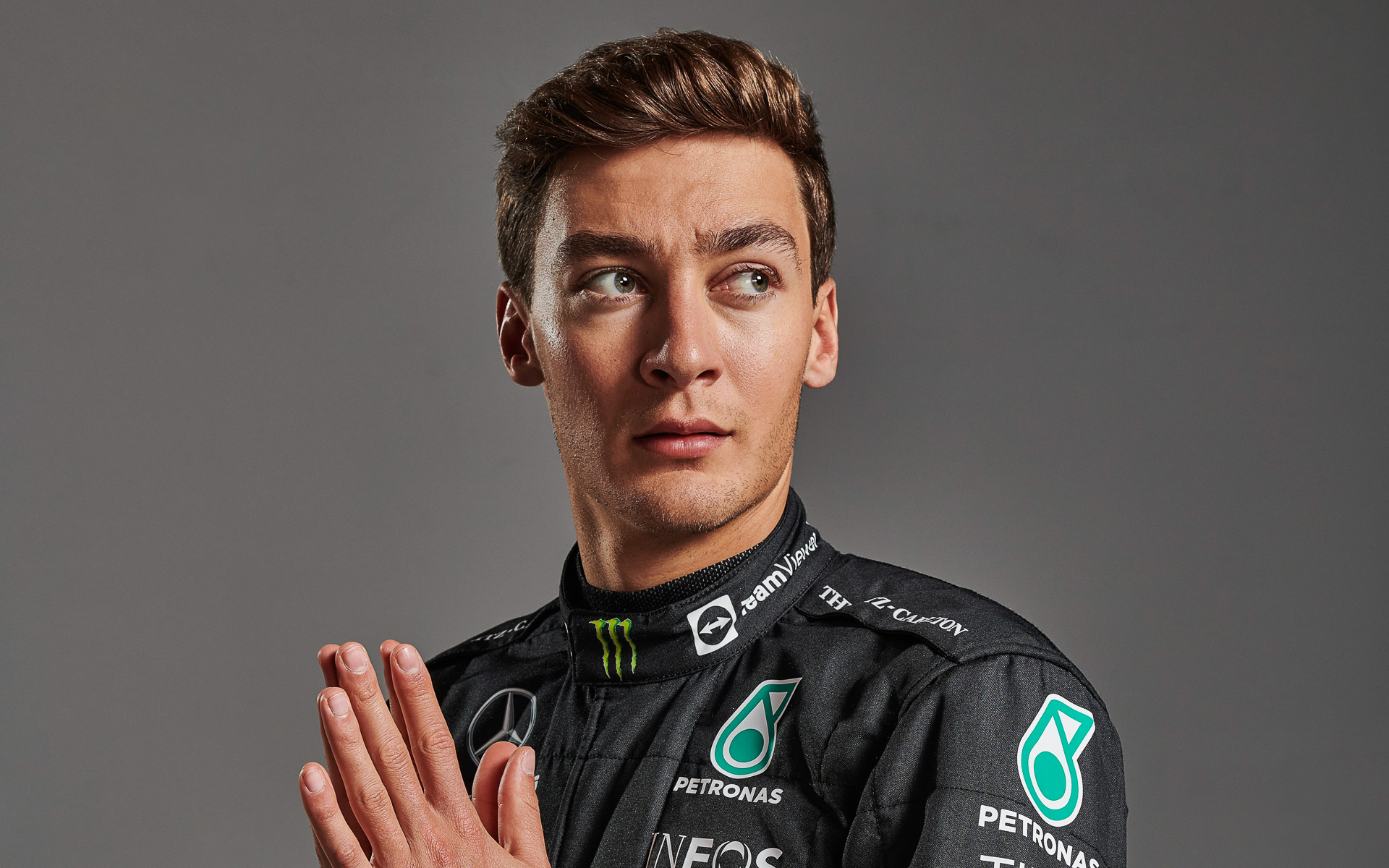 ジョージ・ラッセル選手。イギリス出身のレーシングドライバー。2014年にBRDCイギリス・フォーミュラ4選手権でシリーズチャンピオンを獲得。この活躍が認められ、将来有望な若手ドライバーに贈られるマクラーレン・オートスポーツ・BRDC・アワードを受賞。2017年にメルセデスAMGのジュニア・ドライバー・プログラムに参加。2018年にはウィリアムズF1チームと契約し、2019年にF1デビュー。2022年メルセデスF1チームに移籍し、F1第21戦ブラジルグランプリでキャリア初優勝した