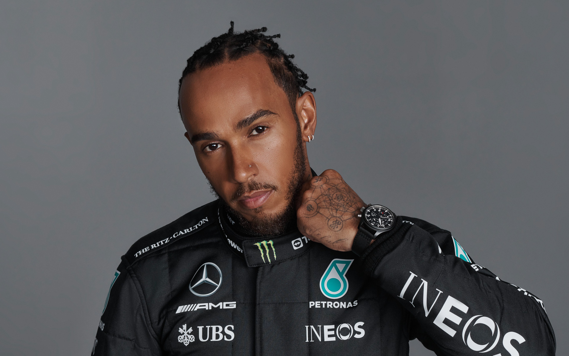 ルイス・ハミルトン選手。イギリス東イングランド出身のレーシングドライバー。2008年にマクラーレンで当時の史上最年少でF1ワールドチャンピオンを獲得し、同年のローレウス世界スポーツ賞の年間最優秀成長選手賞を受賞、および大英帝国勲章を叙勲。2013年メルセデス-AMG ペトロナスモータースポーツに移籍し2014年から5年連続でドライバーズタイトルを獲得。また、スノーボード、スノーモービル、サーフィンなどの腕前にも定評がある他、ファッションにも造詣が深く、有名アパレルブランドのアンバサダーを務めるなど多岐にわたって活躍している