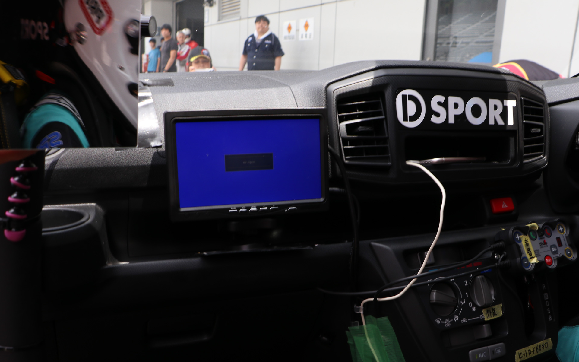 実際にK4GPに参戦しているミライースの車内。助手席の前にモニターが取り付けられている。今回はベテラン以外のドライバーも乗ることから、脇見運転を避けるためモニターをドライバーに向けていないのと、コーナーではモニターを非表示としていた