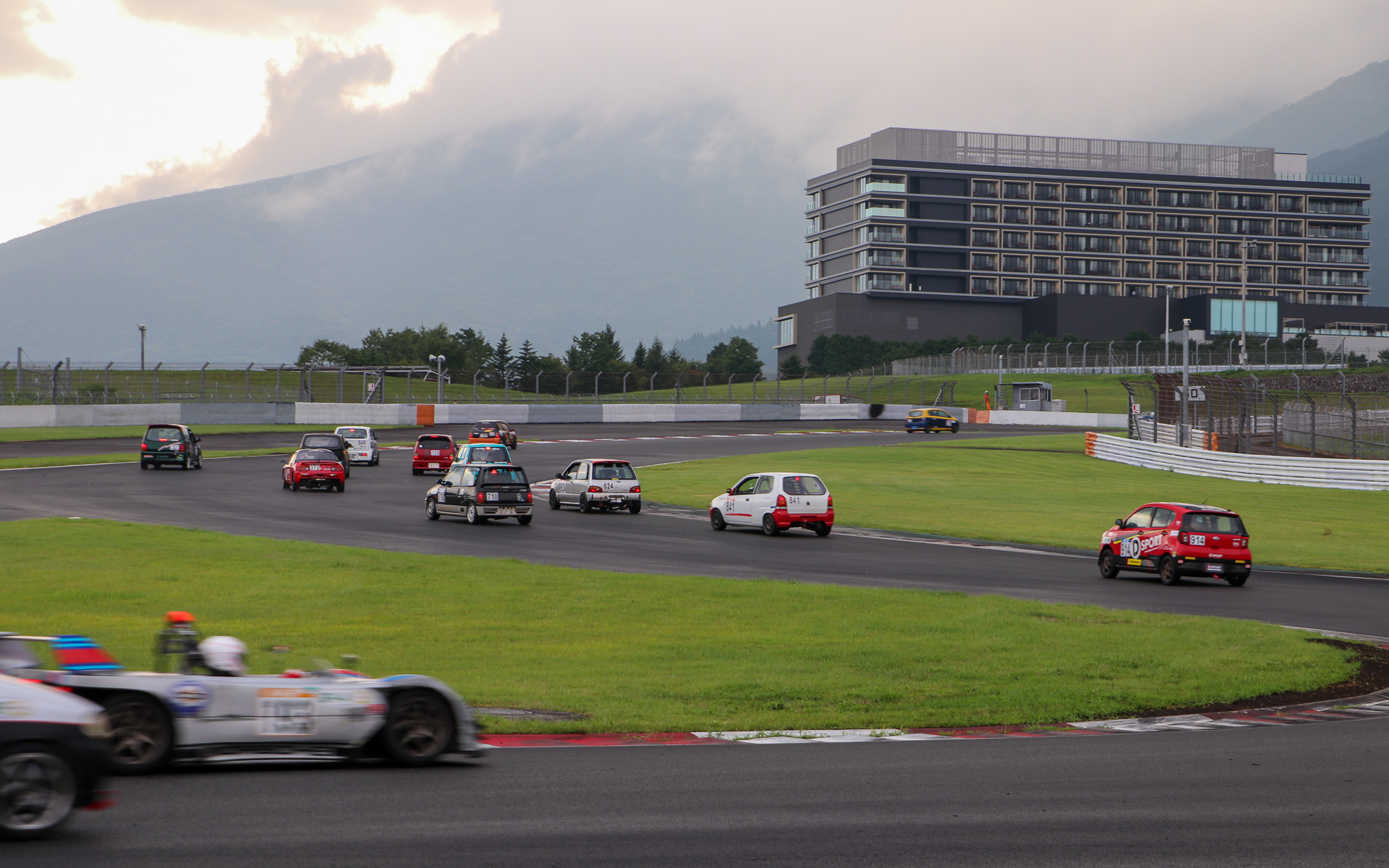 K4GP FUJI 10時間耐久レースには合計130台の軽自動車が参戦していた