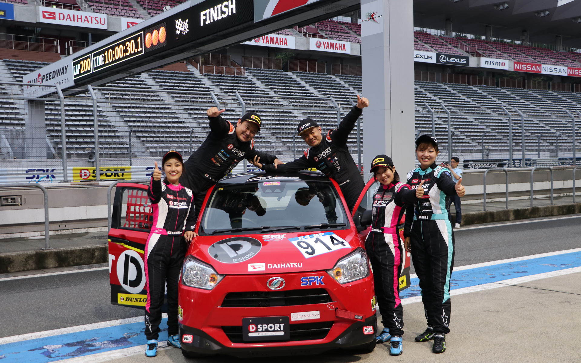 左から上原あずみ選手、相原泰祐選手、殿村裕一選手、槻島もも選手、下岸可憐選手（SPK株式会社）、翁長実希選手は別のレースがあり撮影に入れず