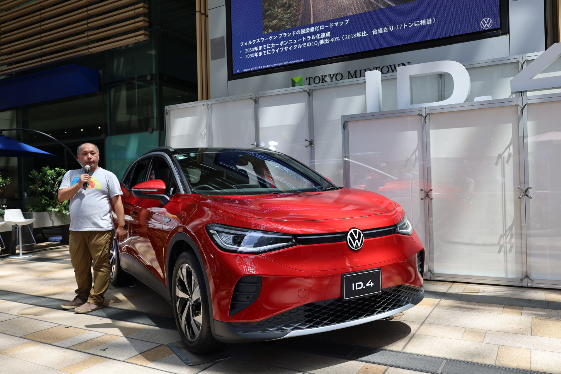 「ID.4」2023年生産モデルについて説明したフォルクスワーゲン ジャパンの山崎信雄氏